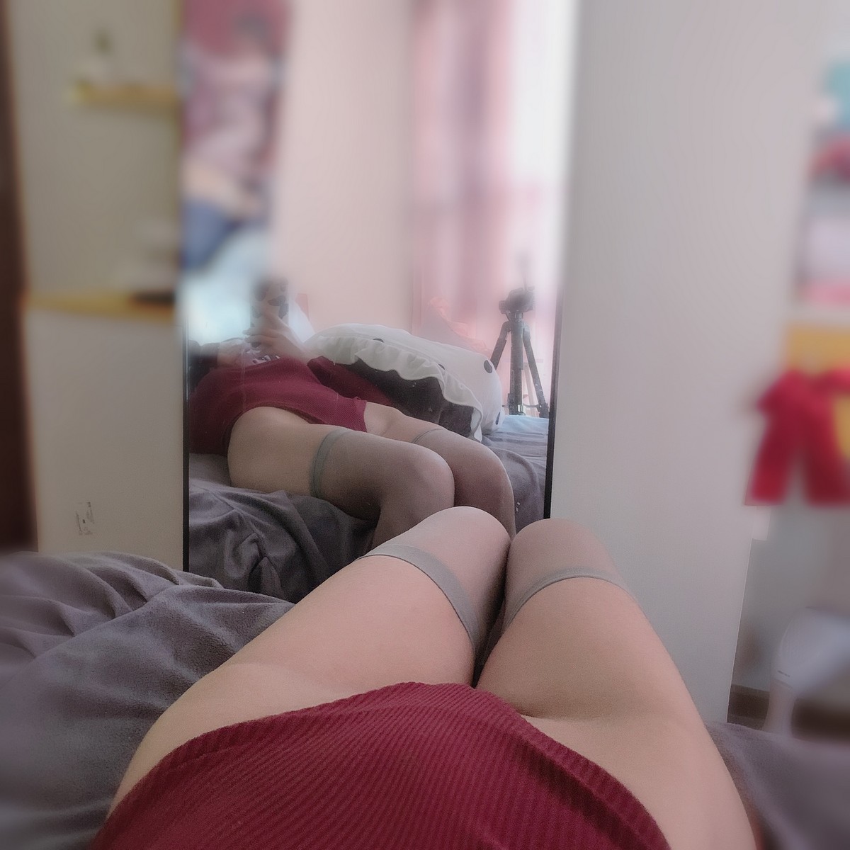 xgyw.top_白嫩美少女鬼畜瑶在不在红色毛衣主题私房低胸高叉连体毛衣秀浑圆翘臀诱惑写真50P