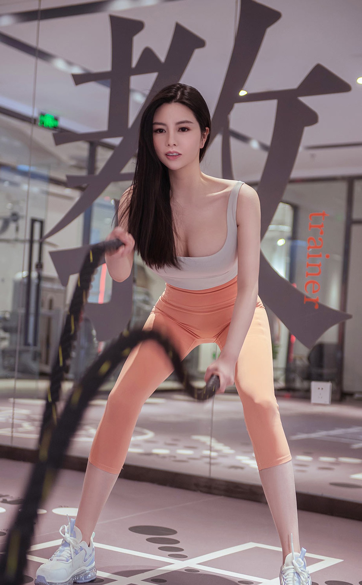 xgyw.top_[Ugirls爱尤物]No.2273_模特娜露健身房内性感紧身运动服秀豪乳翘臀完美诱惑写真35P
