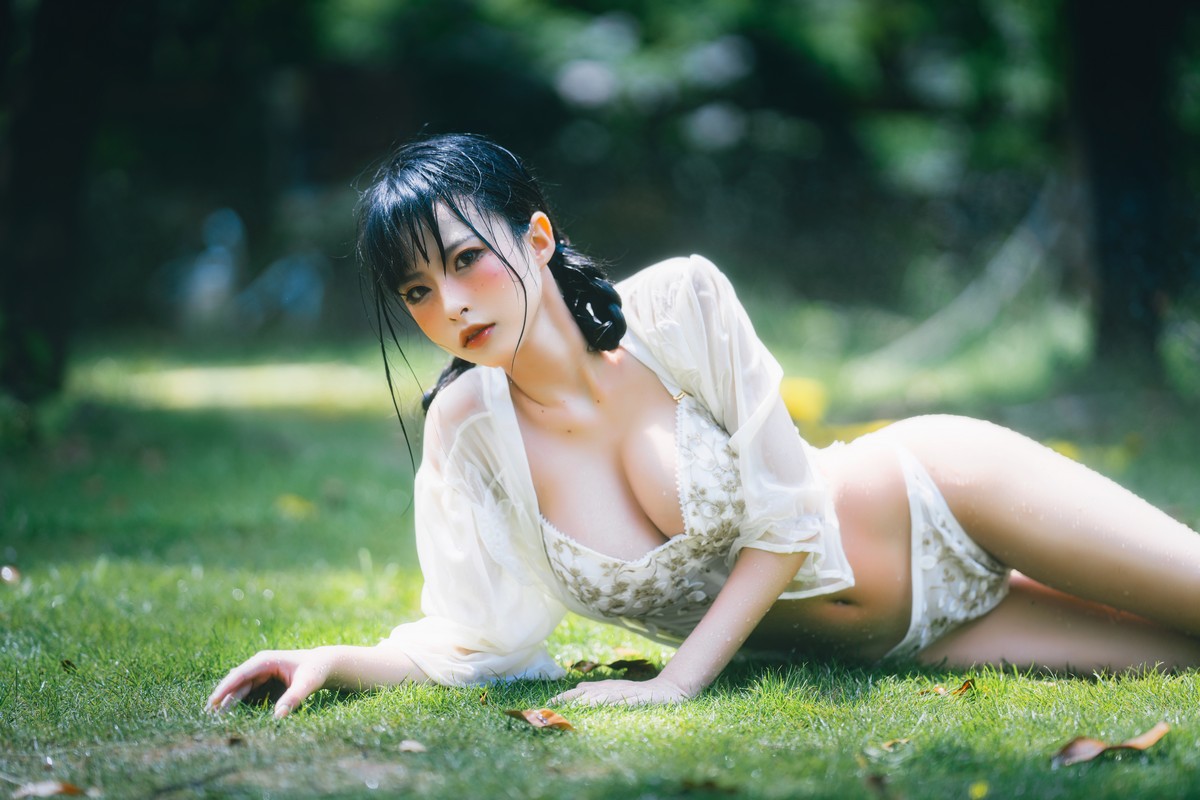 xgyw.top_性感尤物清水由乃湿水洛丽塔主题户外绿色草地上性感内衣湿身惹火诱惑写真61P