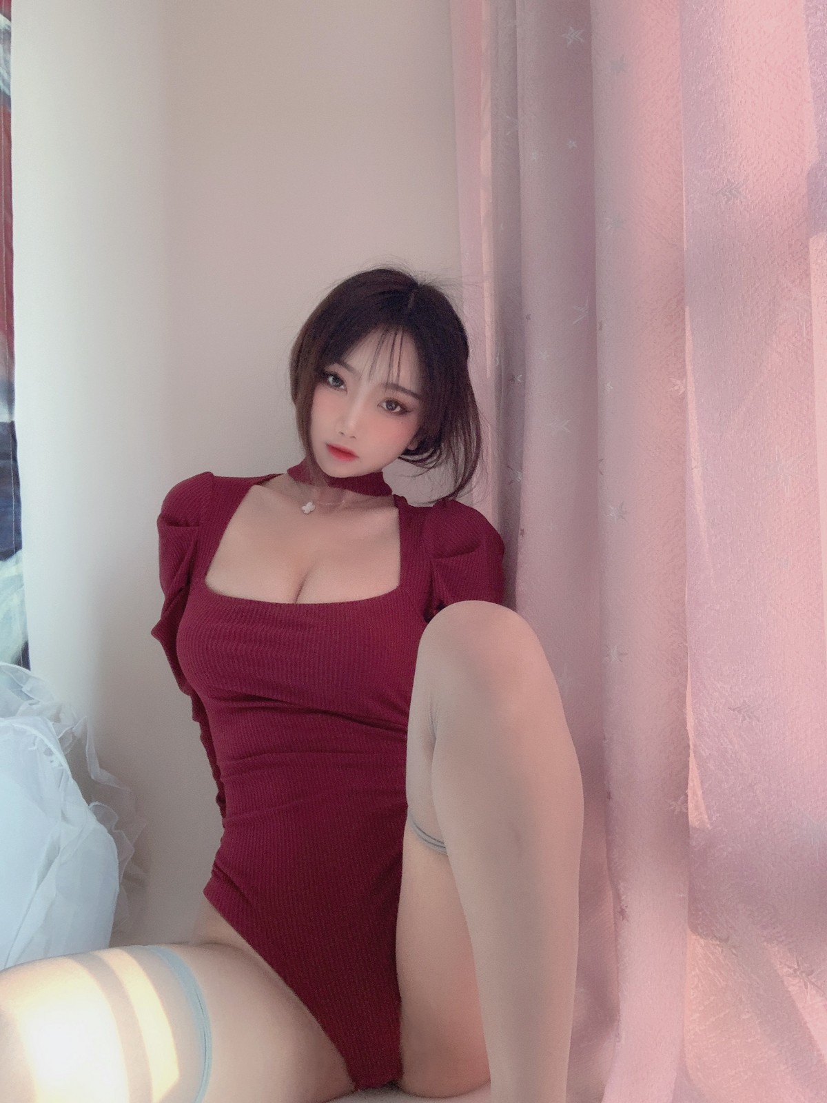 xgyw.top_白嫩美少女鬼畜瑶在不在红色毛衣主题私房低胸高叉连体毛衣秀浑圆翘臀诱惑写真50P