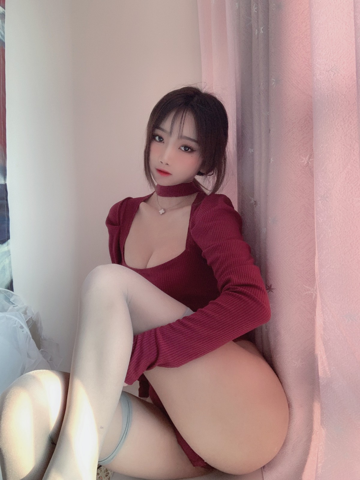 xgyw.top_白嫩美少女鬼畜瑶在不在红色毛衣主题私房低胸高叉连体毛衣秀浑圆翘臀诱惑写真50P