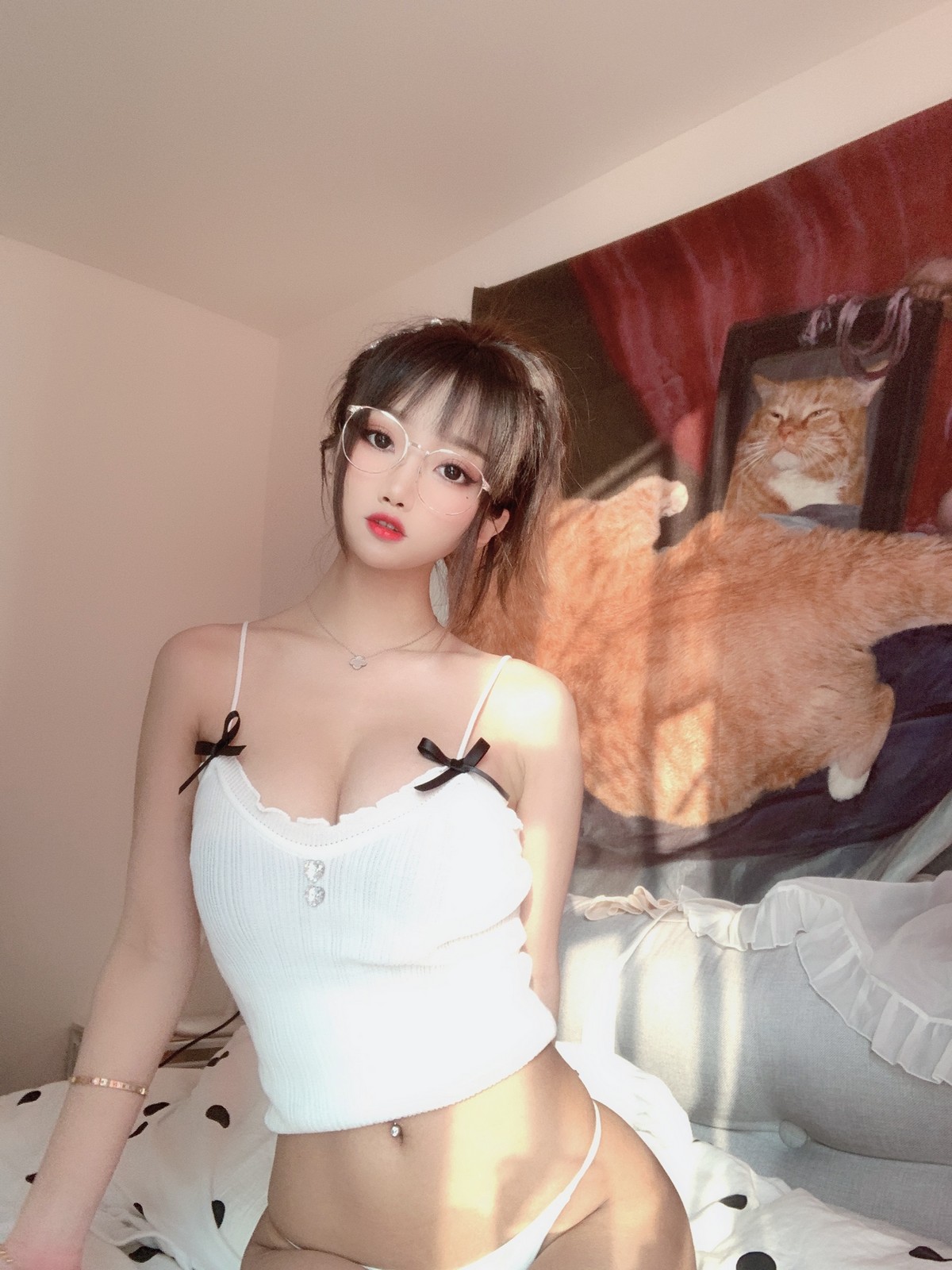 xgyw.top_白嫩美少女鬼畜瑶在不在黄昏主题私房床上性感白色吊带内衣秀丰满身材诱惑写真50P