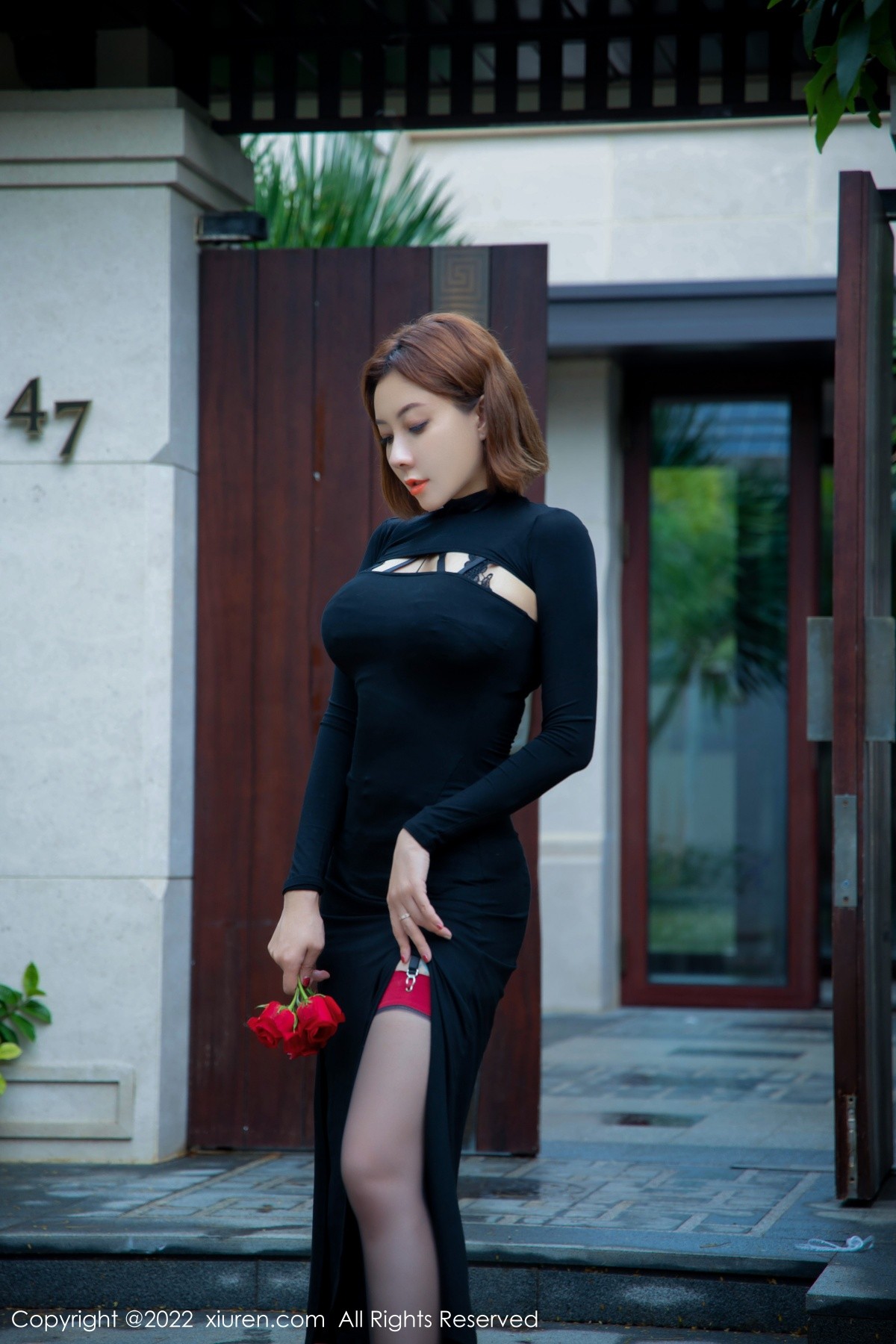 xgyw.top_XiuRen第4597期_御姐果儿Victoria三亚旅拍深色情趣长裙配蕾丝吊袜丰满诱惑写真72P