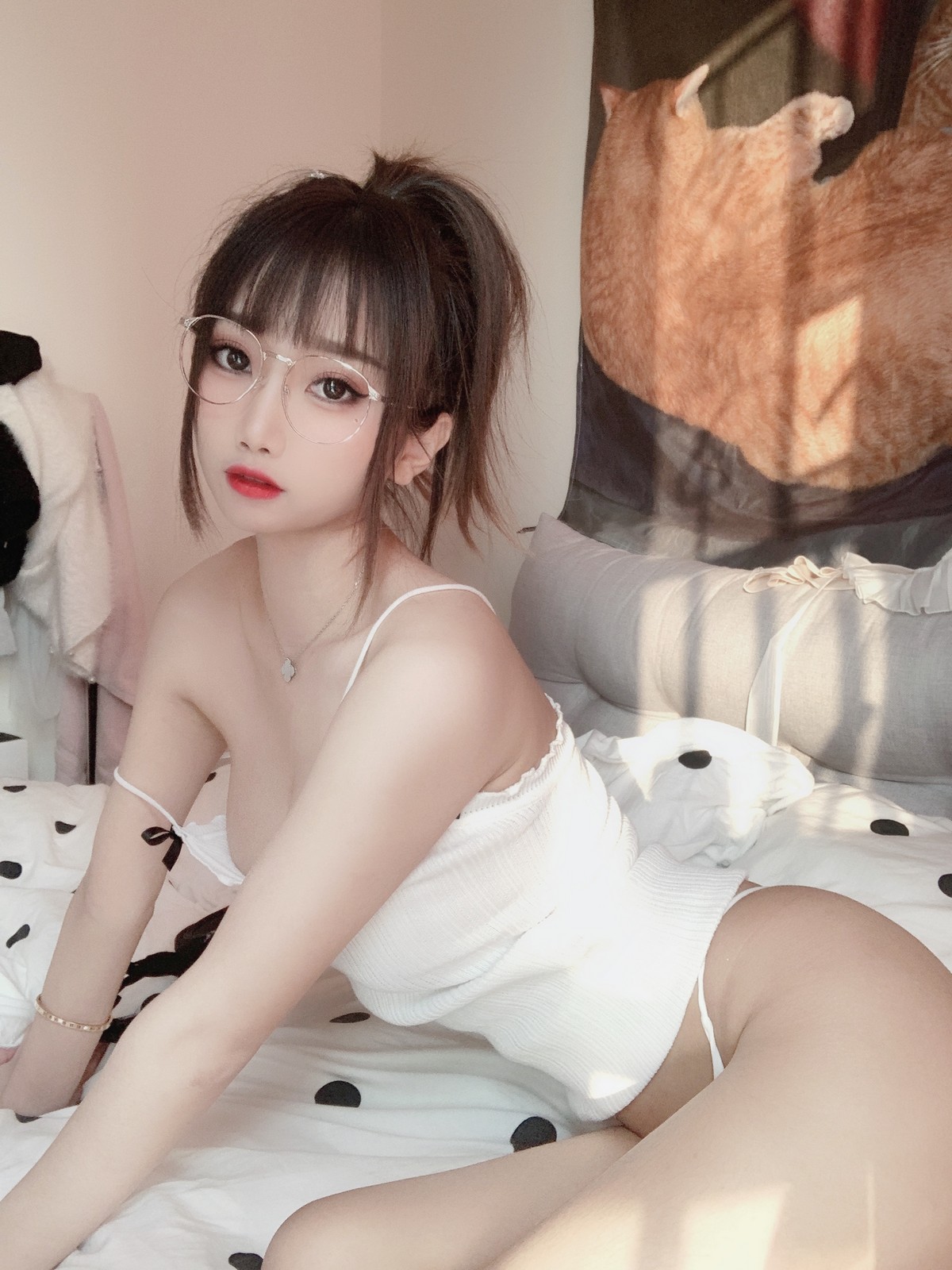 xgyw.top_白嫩美少女鬼畜瑶在不在黄昏主题私房床上性感白色吊带内衣秀丰满身材诱惑写真50P