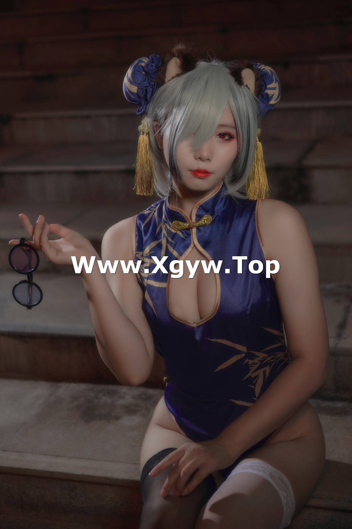 xgyw.top_网络美女墨玉-M明日方舟食铁兽主题户外性感高叉连体衣配黑白丝袜撩人诱惑写真25P