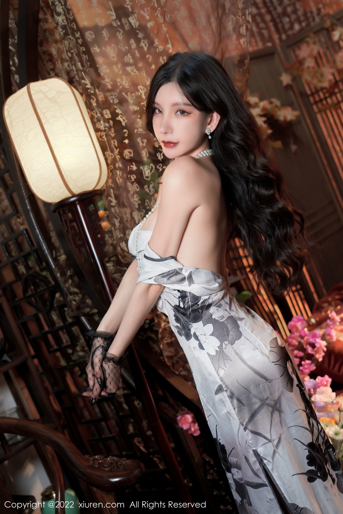 xgyw.top_XiuRen第4608期_女神周于希Sally三亚旅拍性感长裙配闪亮黑丝裤袜极致魅惑写真76P