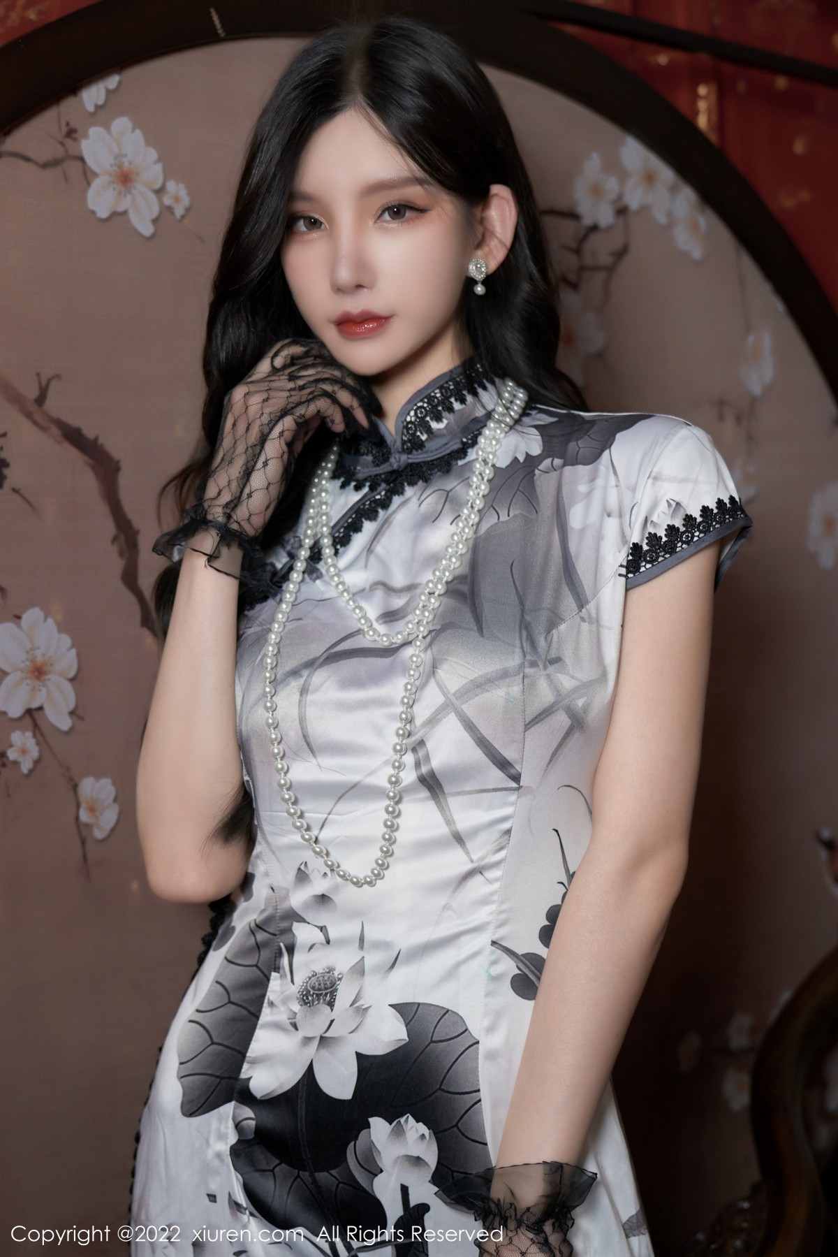 xgyw.top_XiuRen第4608期_女神周于希Sally三亚旅拍性感长裙配闪亮黑丝裤袜极致魅惑写真76P