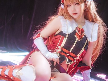网络青春美女是一只熊仔Cos望主题舞台上半撩红色短裙露白色小内秀蜜桃臀骚扰写真32P