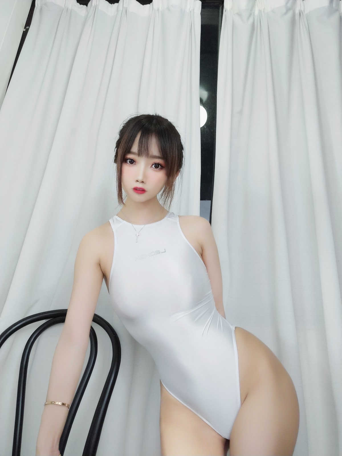 xgyw.top_白嫩美少女鬼畜瑶在不在竞泳主题私房性感白色连体泳衣紧身秀丰满身材诱惑写真48P