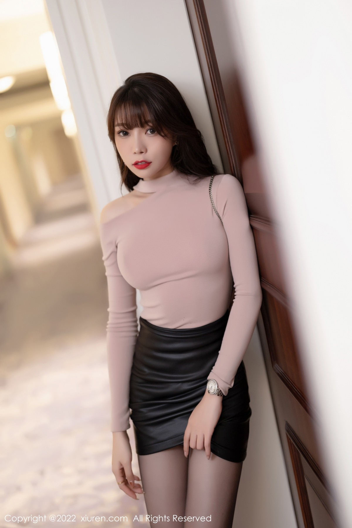 xgyw.top_XiuRen第4606期_女神芝芝Booty粉色收身上衣配黑色短裙超薄黑丝撩人诱惑写真78P
