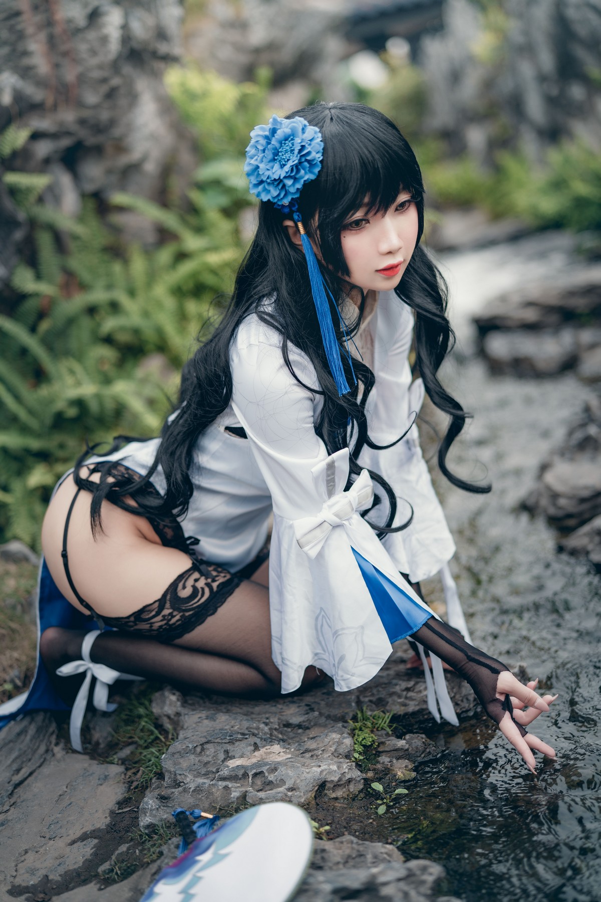 xgyw.top_白嫩美少女鬼畜瑶在不在玉玲珑主题性感白色上衣配黑色蕾丝吊袜极致魅惑写真30P