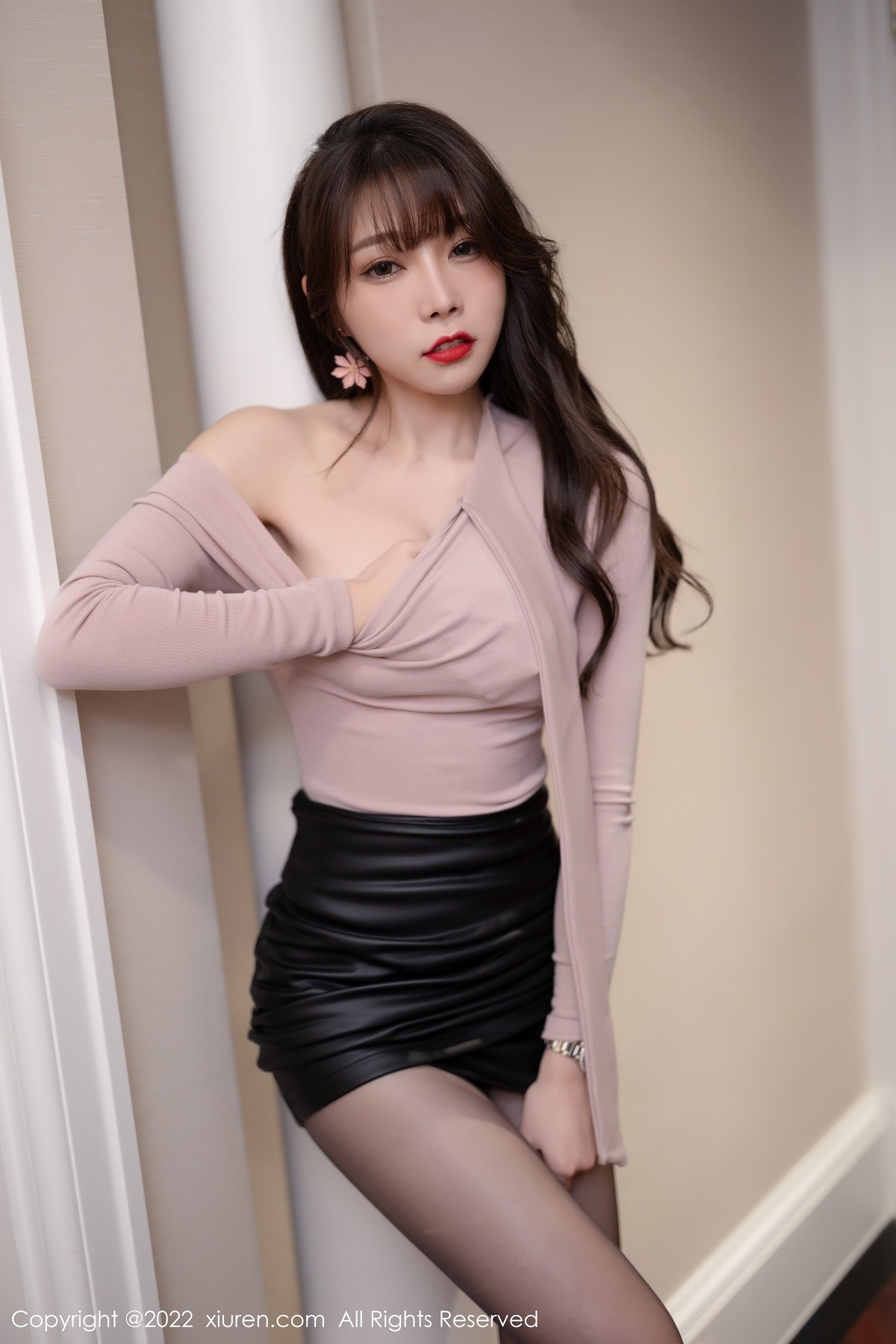 xgyw.top_XiuRen第4606期_女神芝芝Booty粉色收身上衣配黑色短裙超薄黑丝撩人诱惑写真78P