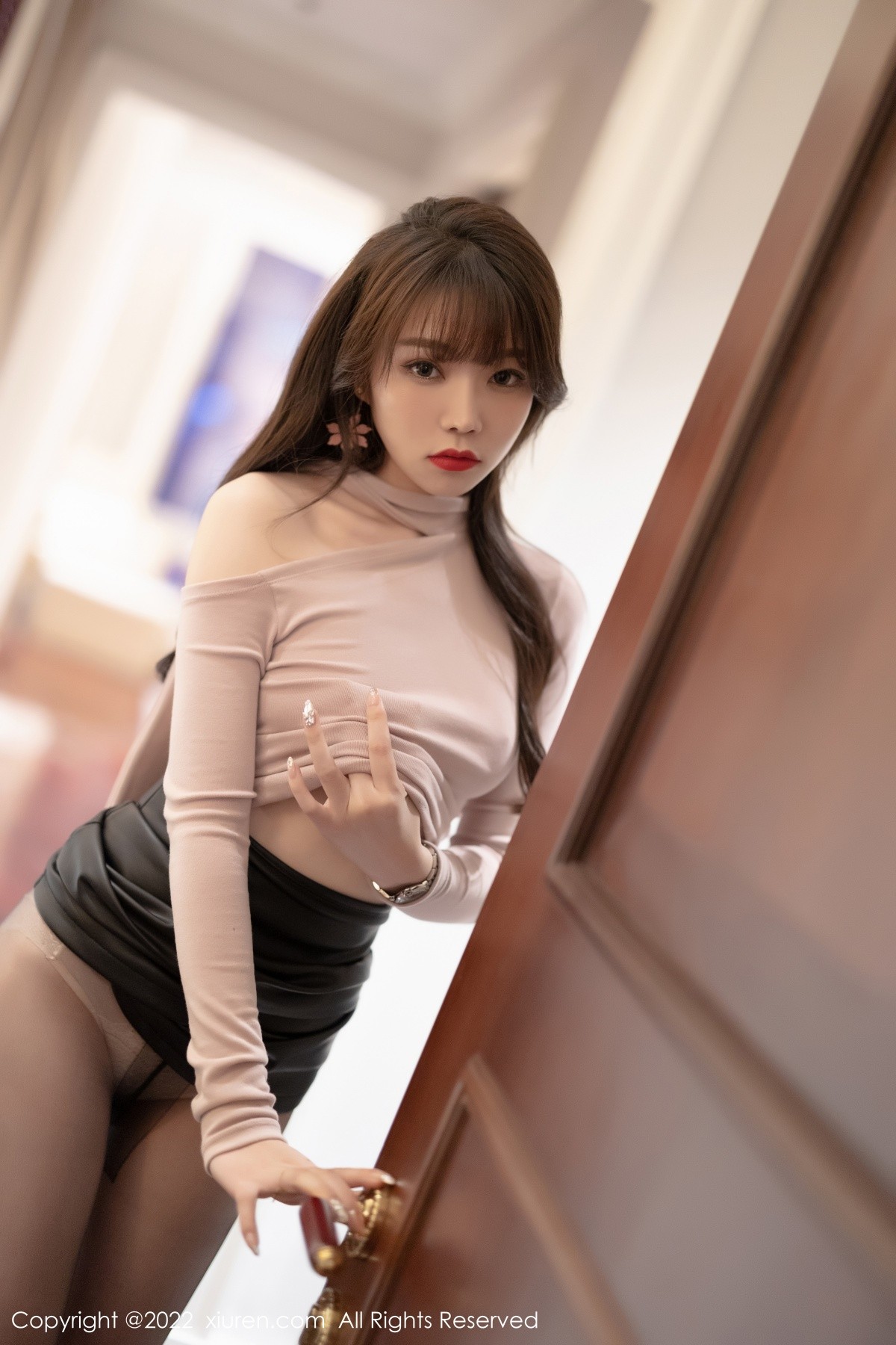 xgyw.top_XiuRen第4606期_女神芝芝Booty粉色收身上衣配黑色短裙超薄黑丝撩人诱惑写真78P
