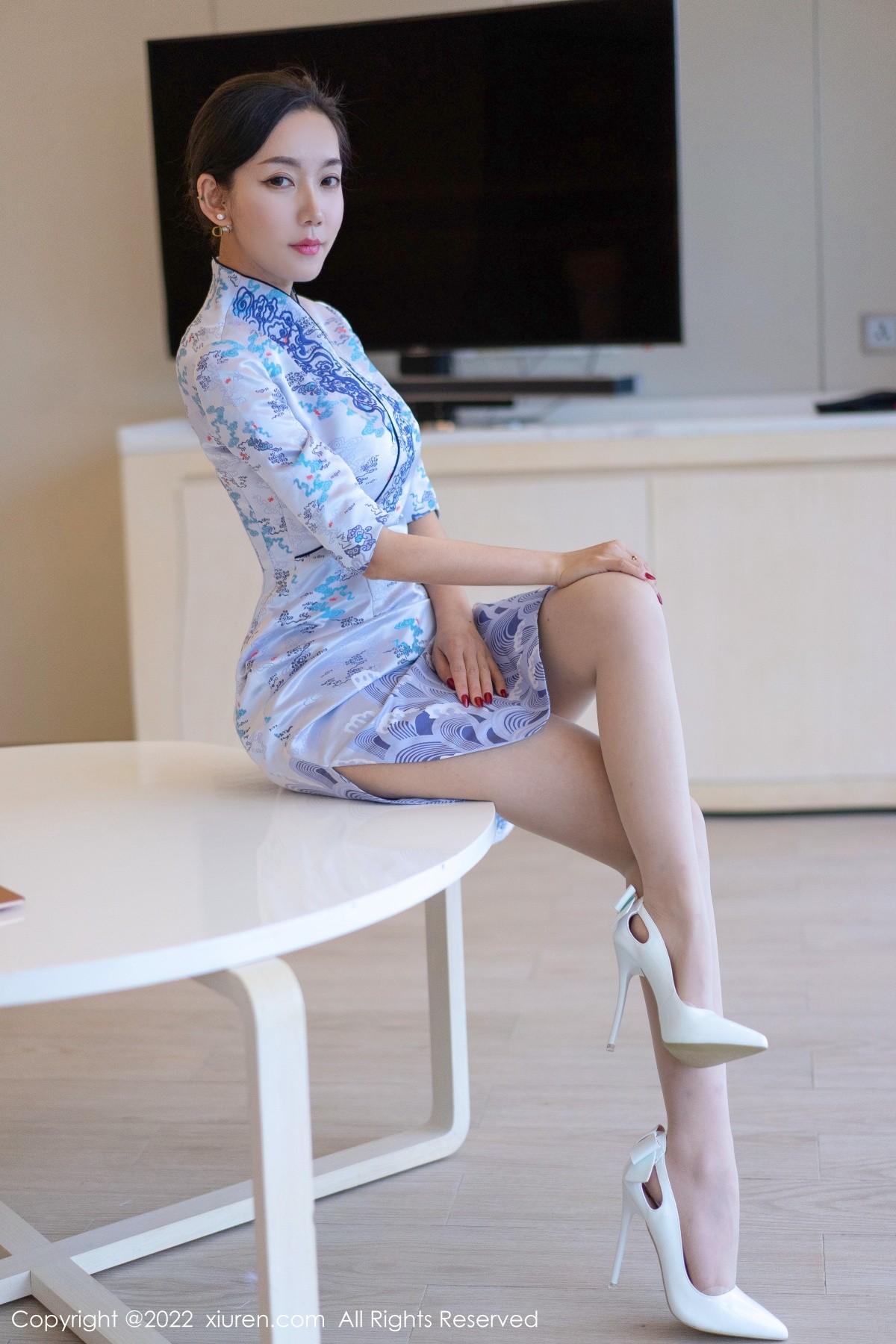 xgyw.top_XiuRen第4613期_模特艾静香三亚旅拍蓝色旗袍露米色内衣配原色丝袜诱惑写真40P