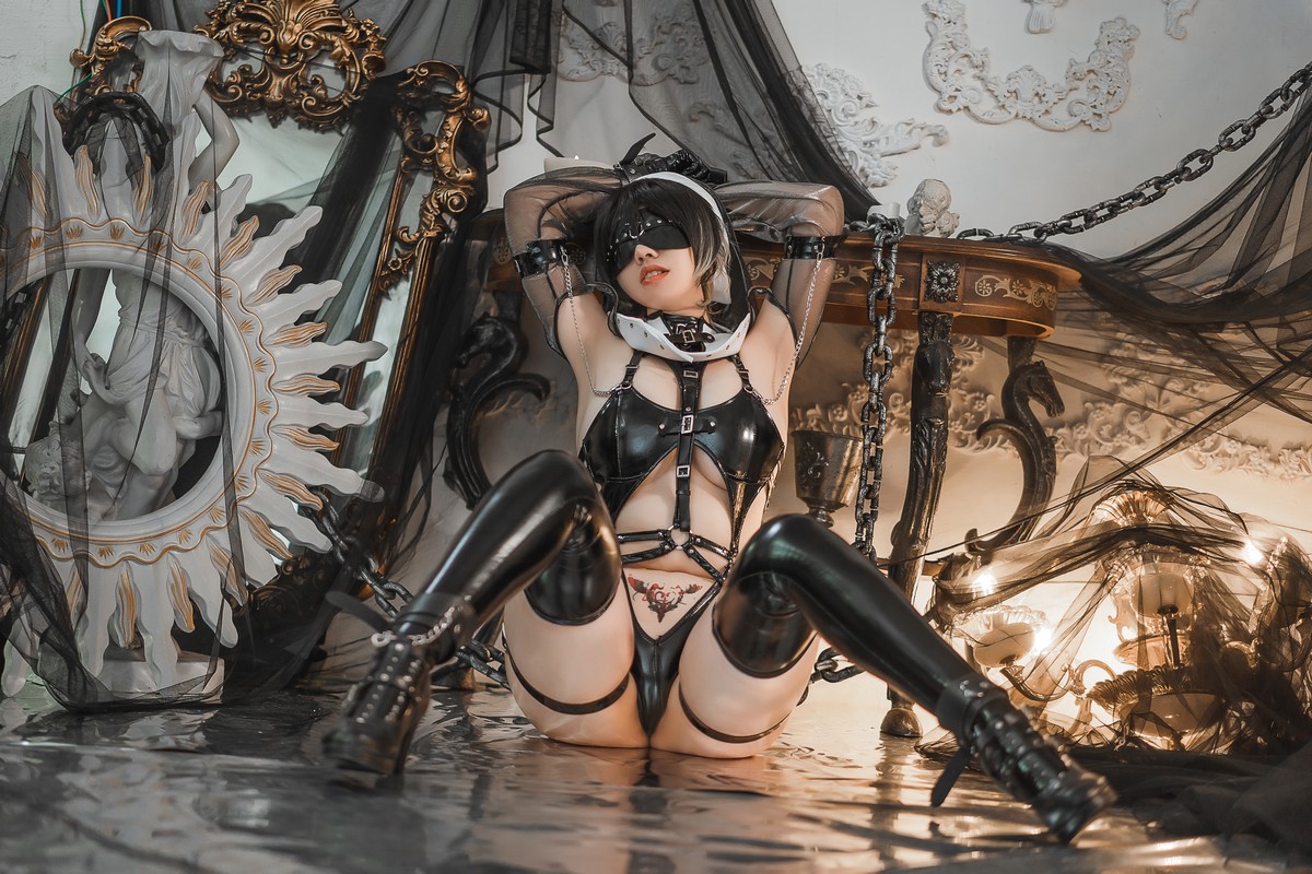 xgyw.top_网络美女啊日日_Ganlory苦修女主题私房性感黑色皮质情趣服饰秀丰乳肥臀诱惑写真44P