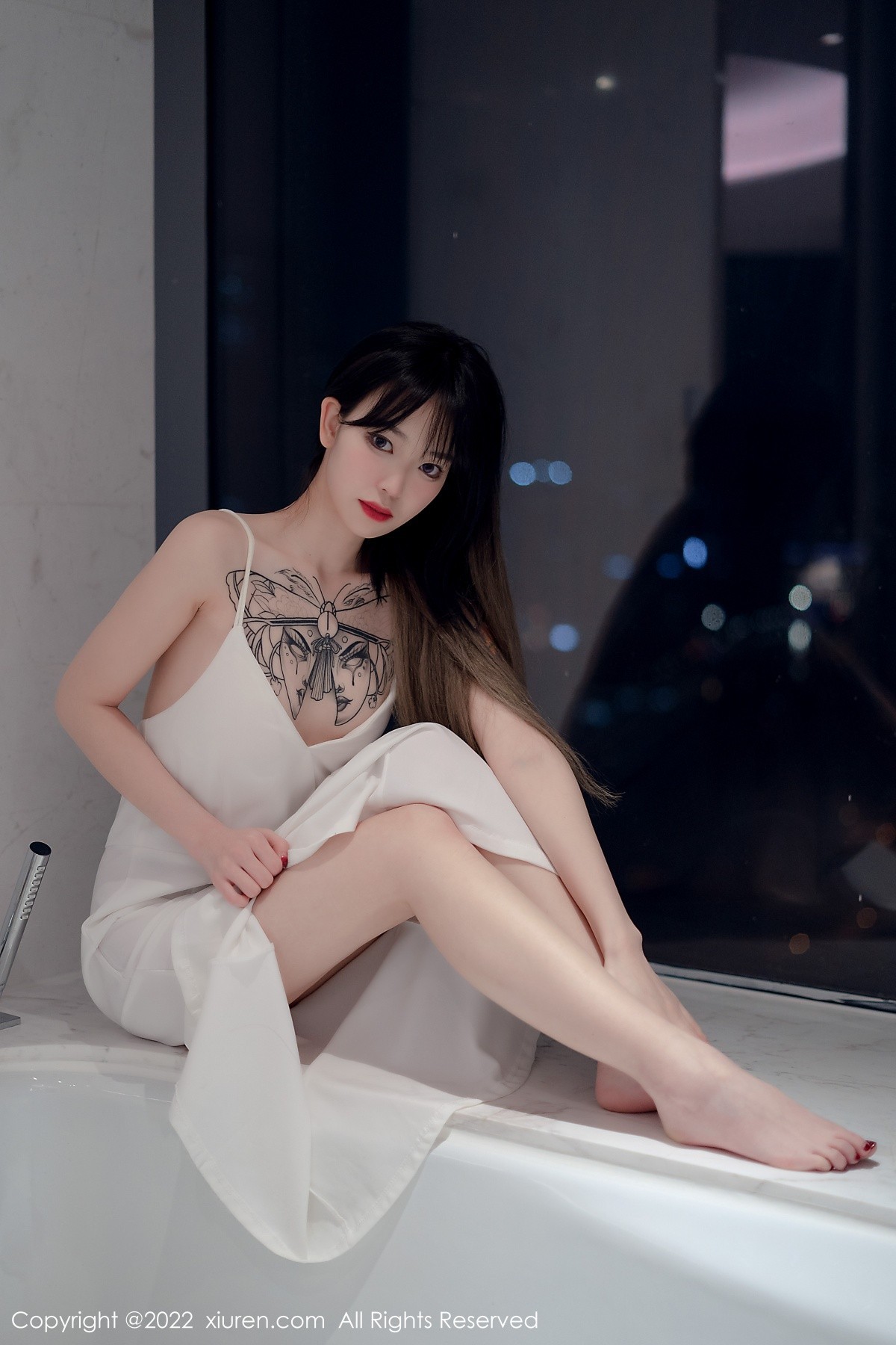 xgyw.top_XiuRen第4611期_模特奶瓶私房浴室白色轻透薄纱吊带长裙半撩秀美腿诱惑写真55P
