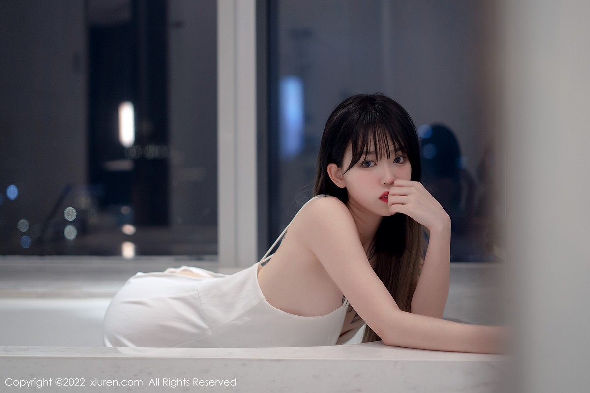 xgyw.top_XiuRen第4611期_模特奶瓶私房浴室白色轻透薄纱吊带长裙半撩秀美腿诱惑写真55P