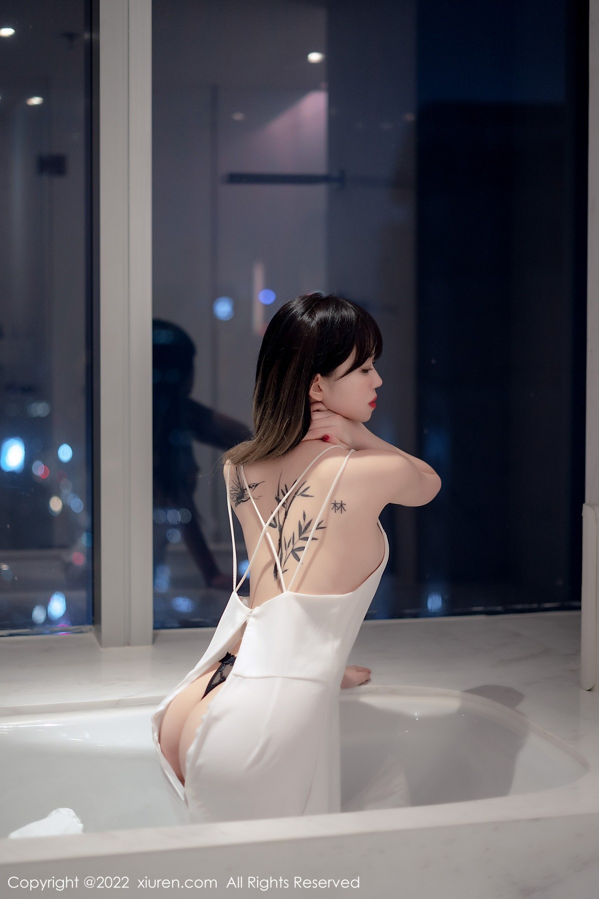 xgyw.top_XiuRen第4611期_模特奶瓶私房浴室白色轻透薄纱吊带长裙半撩秀美腿诱惑写真55P