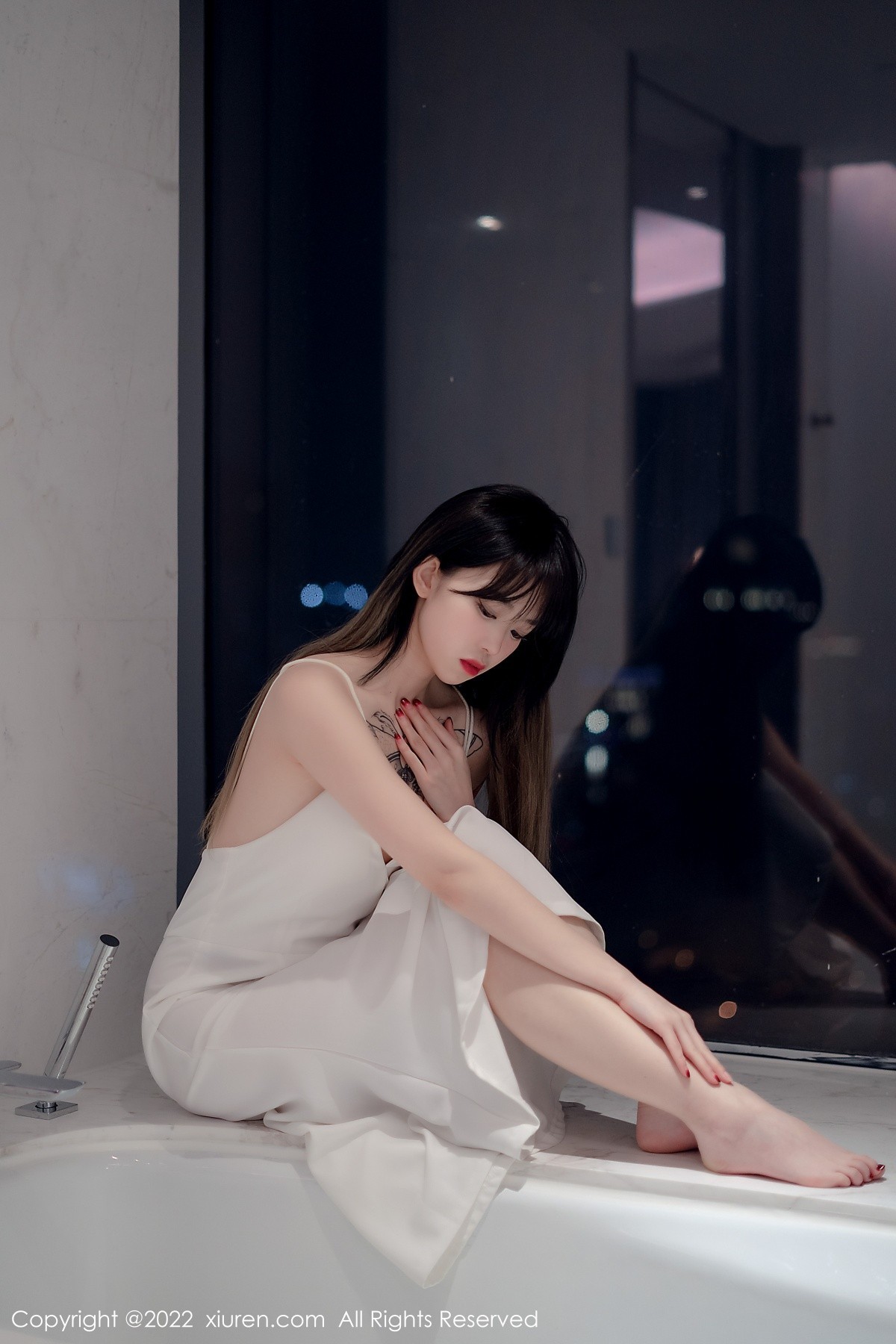 xgyw.top_XiuRen第4611期_模特奶瓶私房浴室白色轻透薄纱吊带长裙半撩秀美腿诱惑写真55P