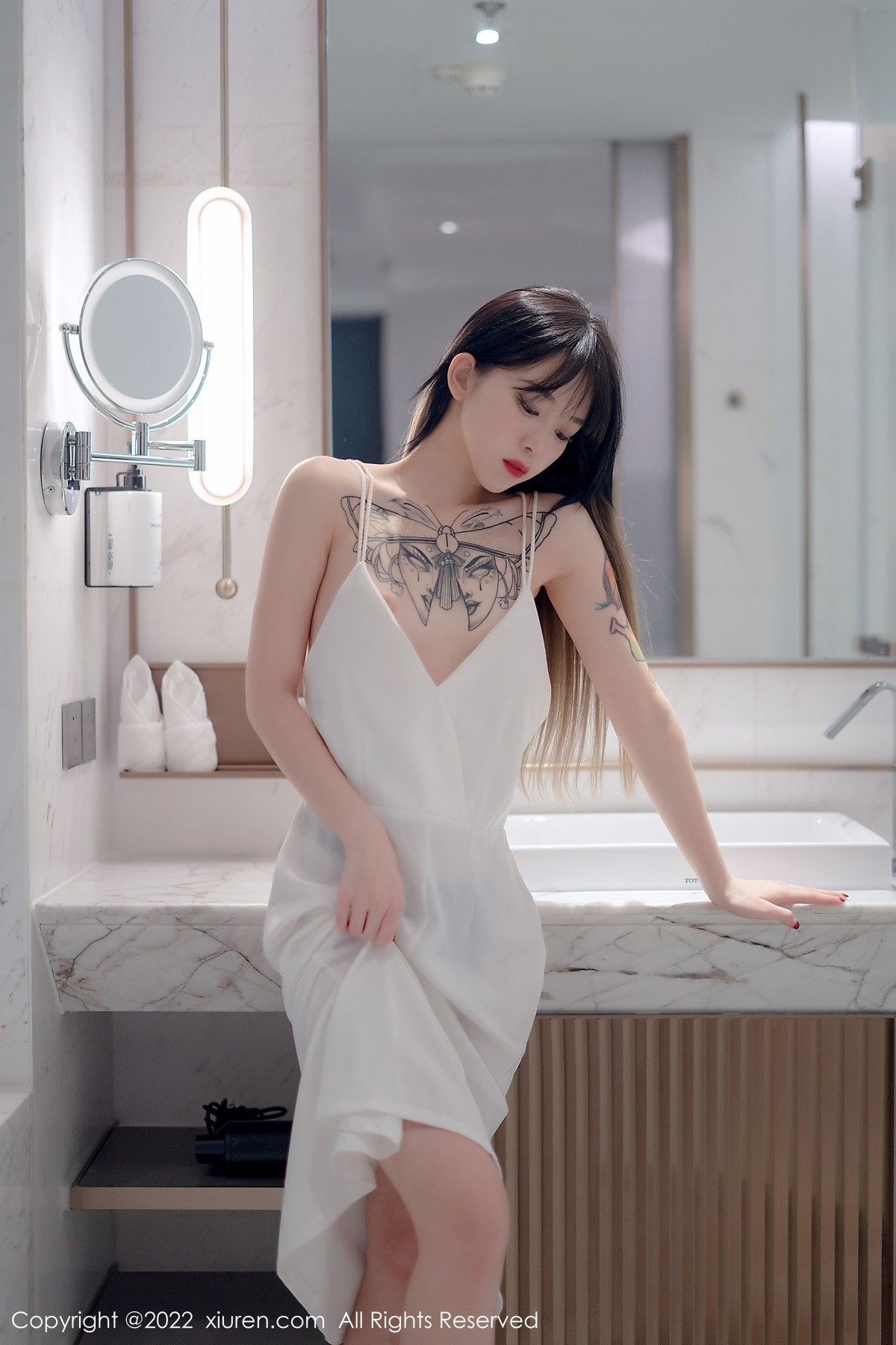 xgyw.top_XiuRen第4611期_模特奶瓶私房浴室白色轻透薄纱吊带长裙半撩秀美腿诱惑写真55P