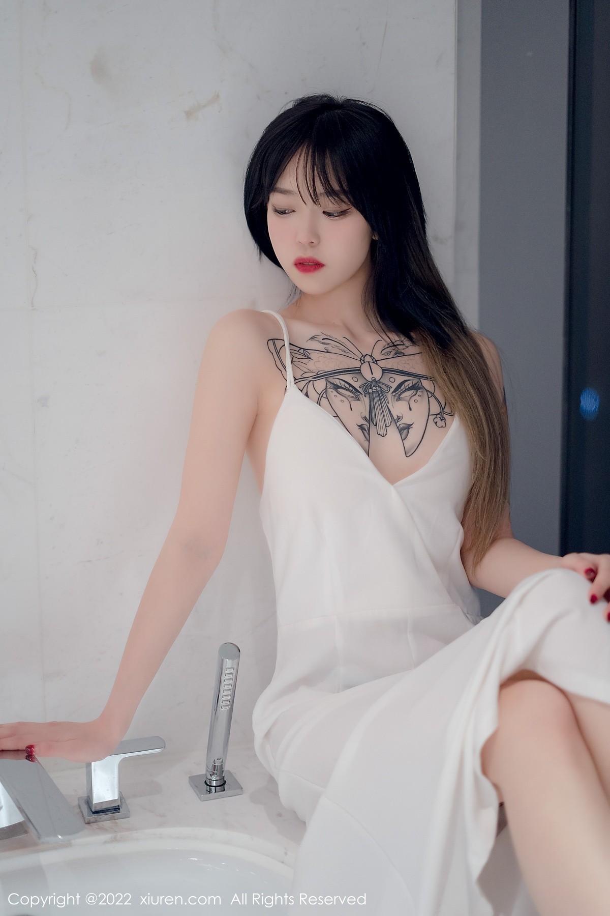 xgyw.top_XiuRen第4611期_模特奶瓶私房浴室白色轻透薄纱吊带长裙半撩秀美腿诱惑写真55P