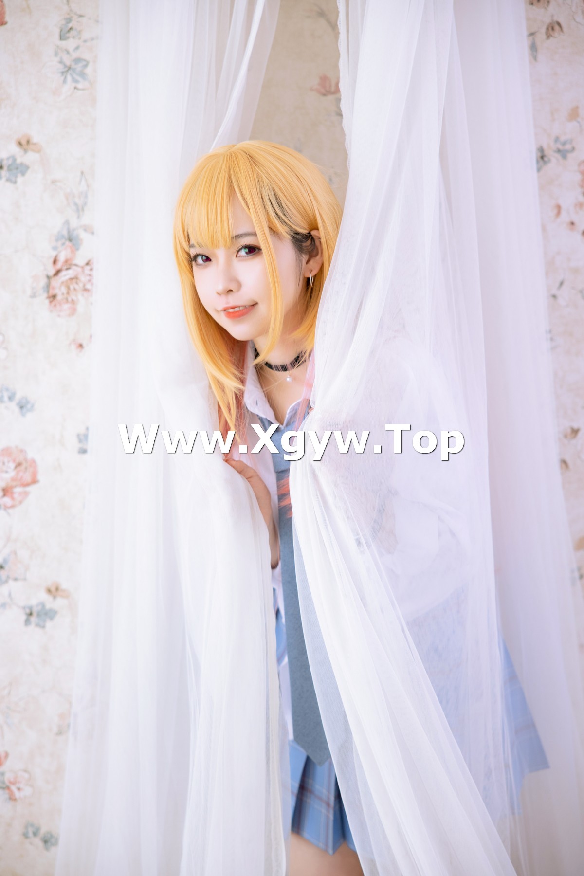 xgyw.top_动漫博主G44不会受伤更衣人偶坠入爱河主题私房半脱露黑色内衣配蕾丝吊袜诱惑写真42P