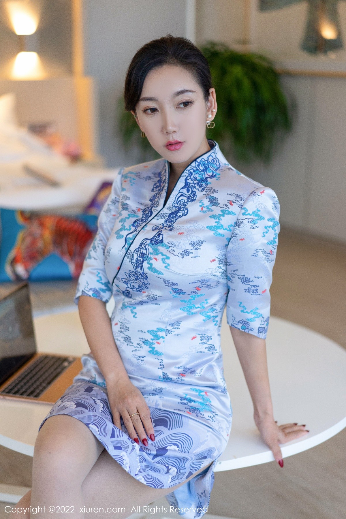 xgyw.top_XiuRen第4613期_模特艾静香三亚旅拍蓝色旗袍露米色内衣配原色丝袜诱惑写真40P
