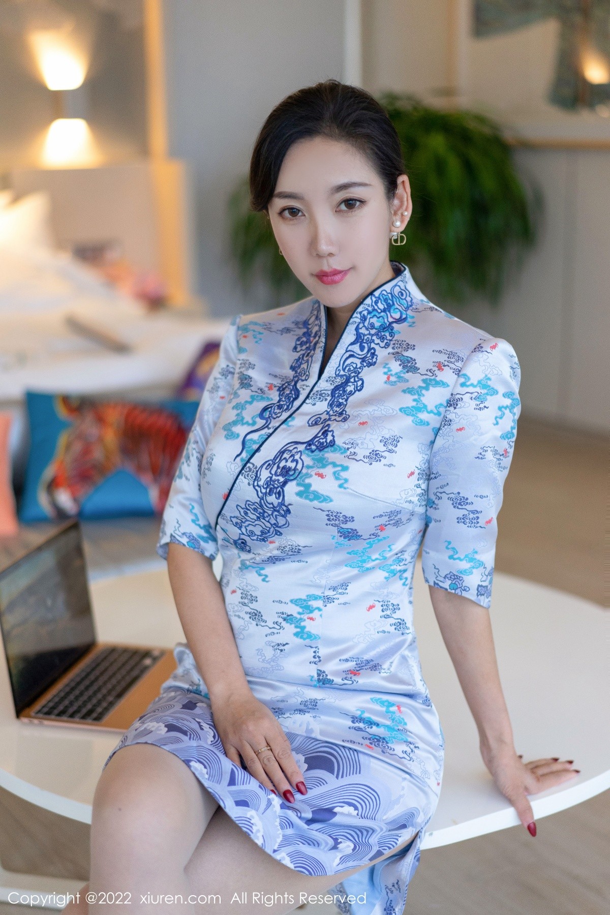 xgyw.top_XiuRen第4613期_模特艾静香三亚旅拍蓝色旗袍露米色内衣配原色丝袜诱惑写真40P