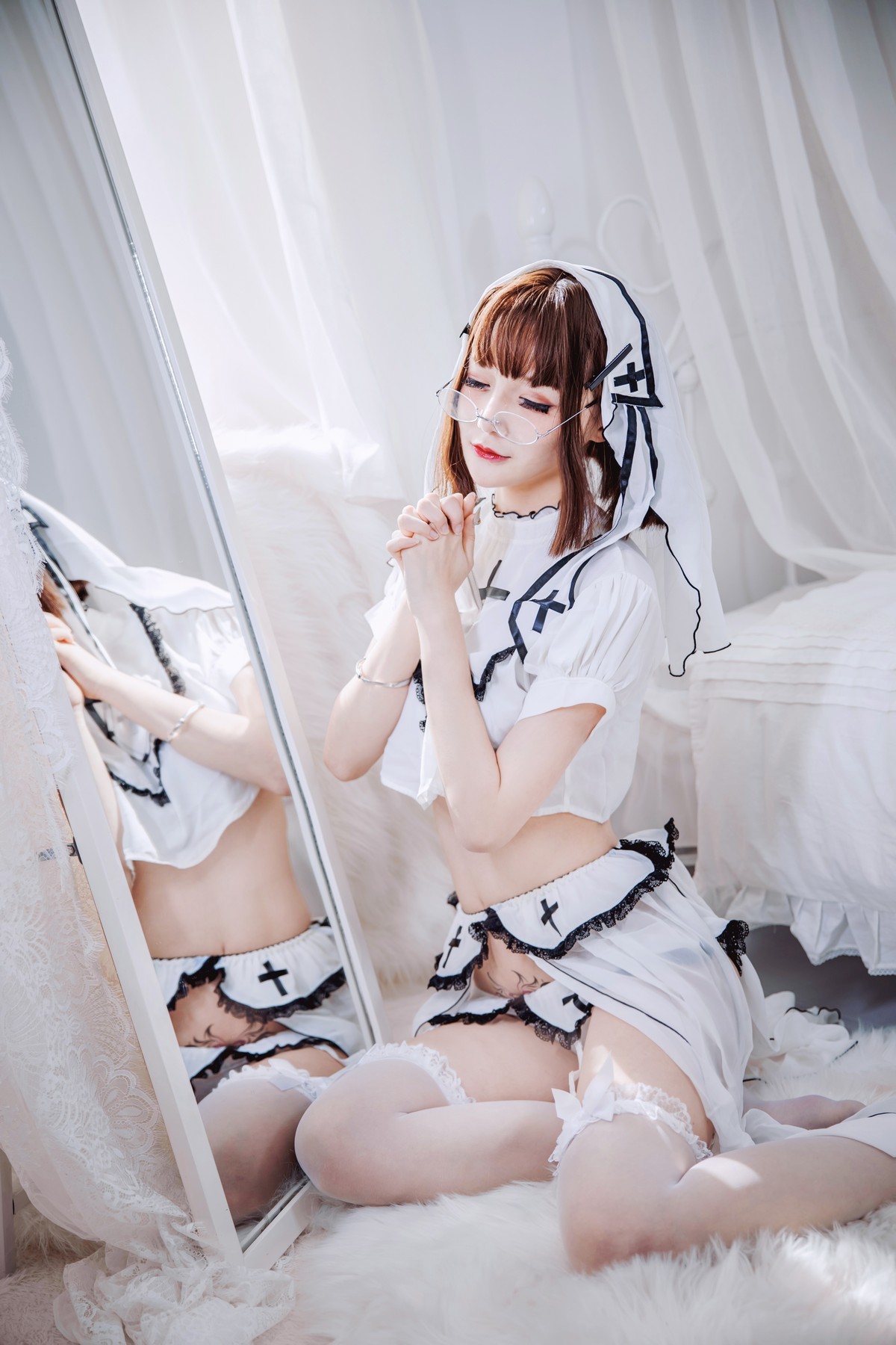 xgyw.top_Coser妹子仙九Airi修女主题私房性感白色短裙下白色蕾丝吊袜秀翘臀美腿诱惑写真45P