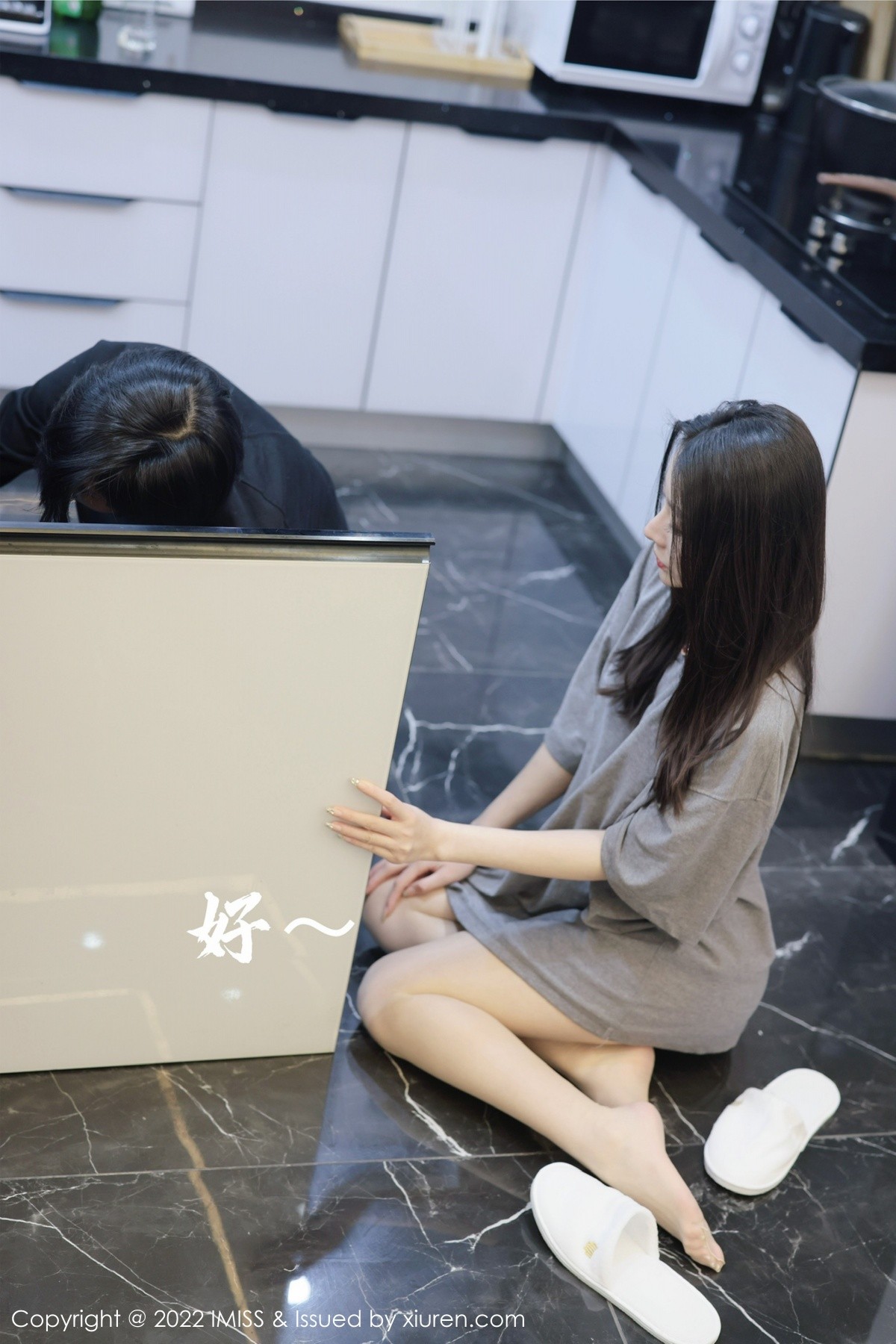 xgyw.top_[IMISS爱蜜社]Vol.667_模特逗逗doudou剧情主题休闲灰色上衣配肉丝裤袜撩人诱惑写真36P