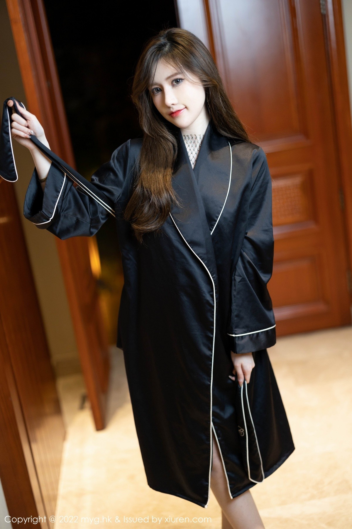 xgyw.top_[MyGirl美媛馆]Vol.628_模特美桃酱珠三角旅拍私房脱睡袍露黑色蕾丝内衣撩人诱惑写真57P