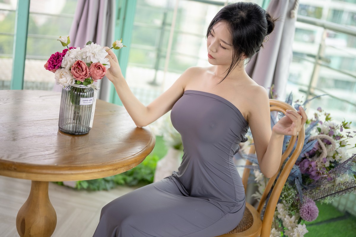 xgyw.top_微博人气Coser抖娘-利世吉他妹妹主题私房性感轻透真空连身裙秀火辣身材诱惑写真42P