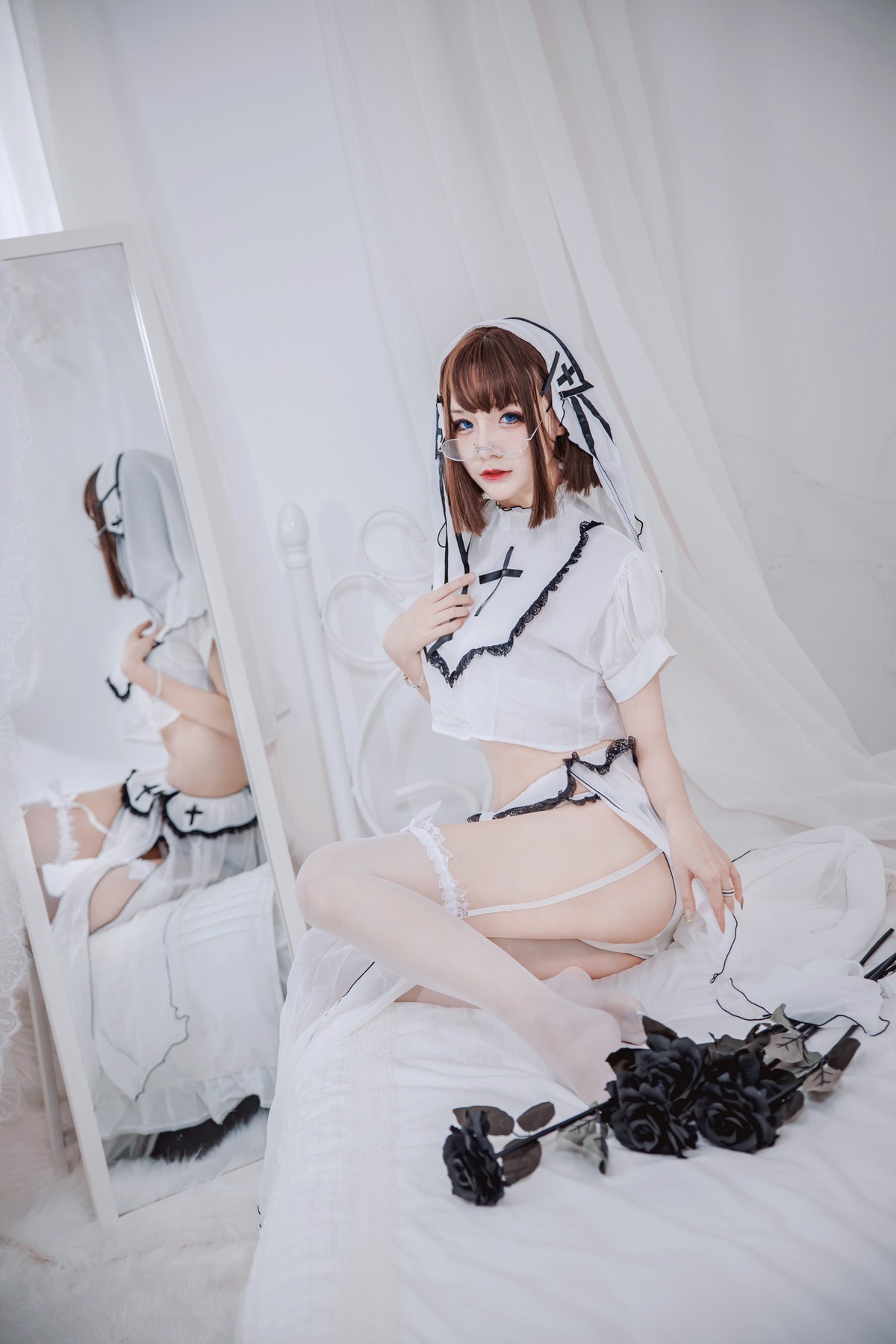 xgyw.top_Coser妹子仙九Airi修女主题私房性感白色短裙下白色蕾丝吊袜秀翘臀美腿诱惑写真45P