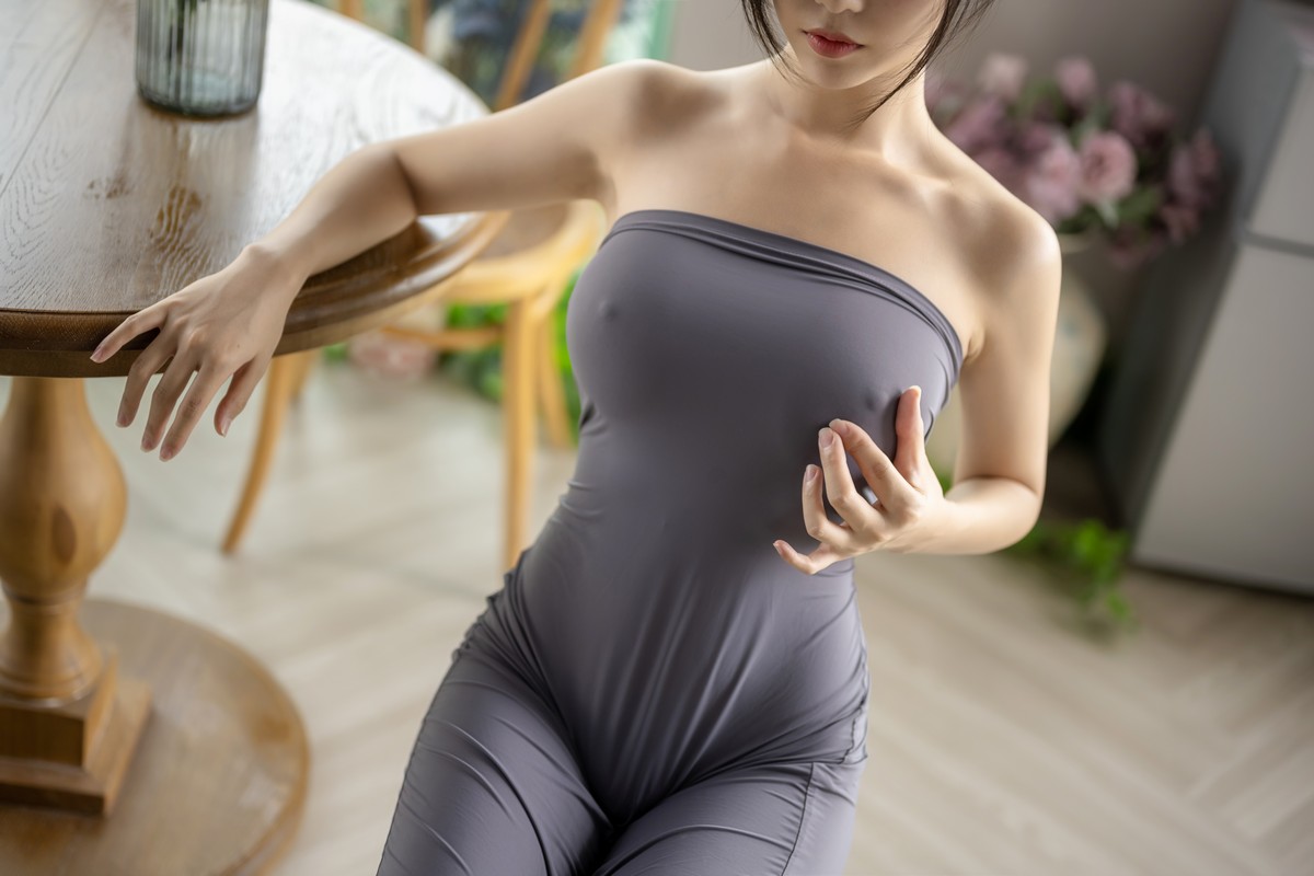 xgyw.top_微博人气Coser抖娘-利世吉他妹妹主题私房性感轻透真空连身裙秀火辣身材诱惑写真42P