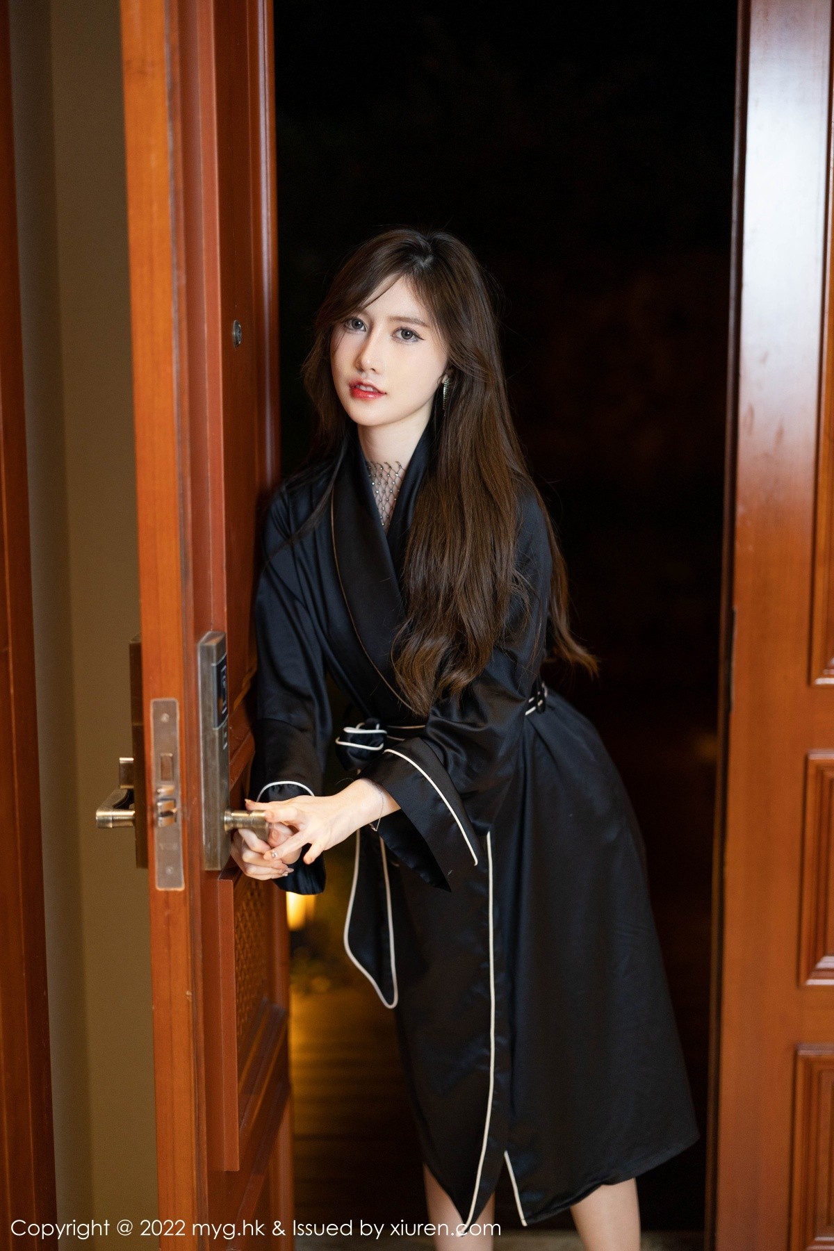 xgyw.top_[MyGirl美媛馆]Vol.628_模特美桃酱珠三角旅拍私房脱睡袍露黑色蕾丝内衣撩人诱惑写真57P