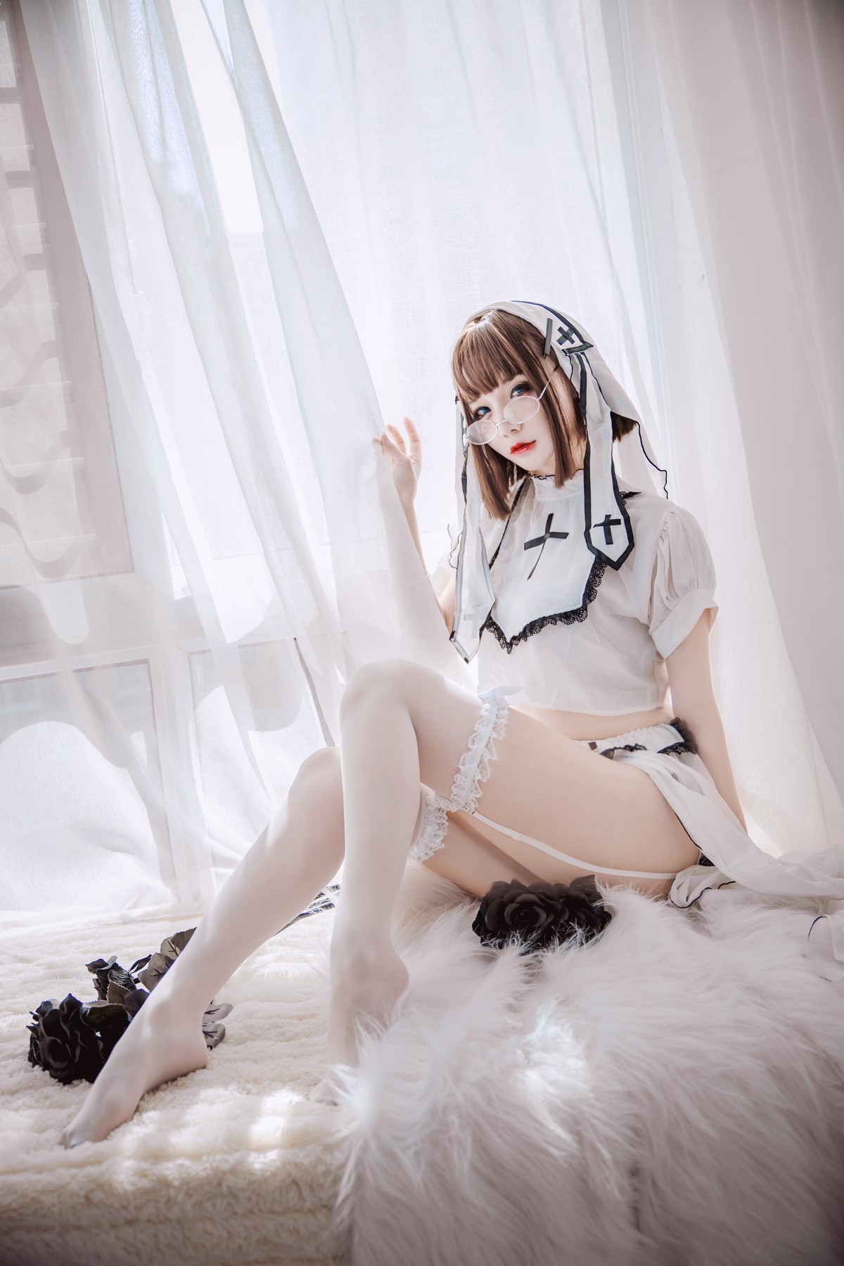 xgyw.top_Coser妹子仙九Airi修女主题私房性感白色短裙下白色蕾丝吊袜秀翘臀美腿诱惑写真45P