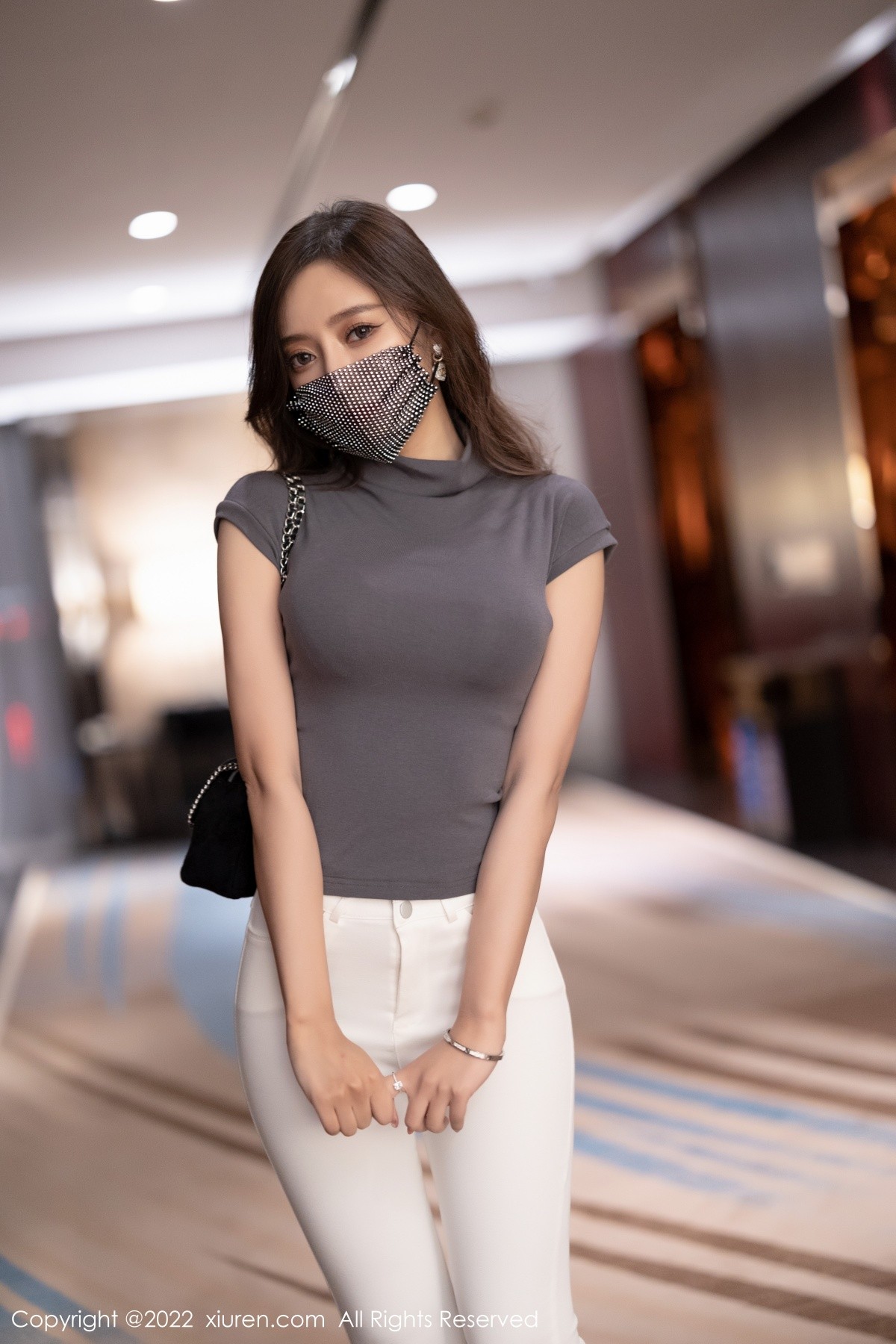 xgyw.top_XiuRen第4621期_女神王馨瑶yanni深灰色收身上衣配白色长裤秀完美身材诱惑写真72P