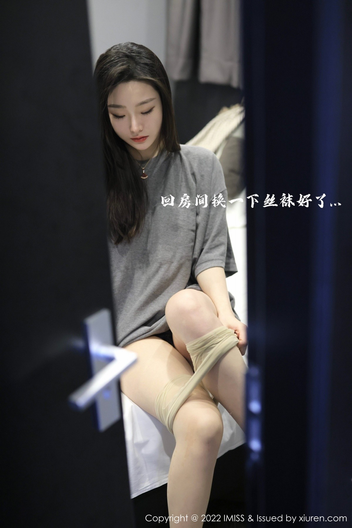xgyw.top_[IMISS爱蜜社]Vol.667_模特逗逗doudou剧情主题休闲灰色上衣配肉丝裤袜撩人诱惑写真36P