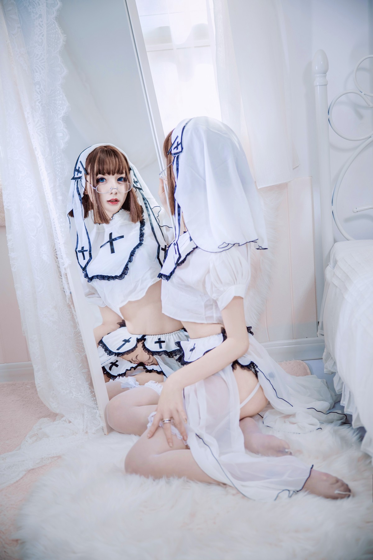 xgyw.top_Coser妹子仙九Airi修女主题私房性感白色短裙下白色蕾丝吊袜秀翘臀美腿诱惑写真45P