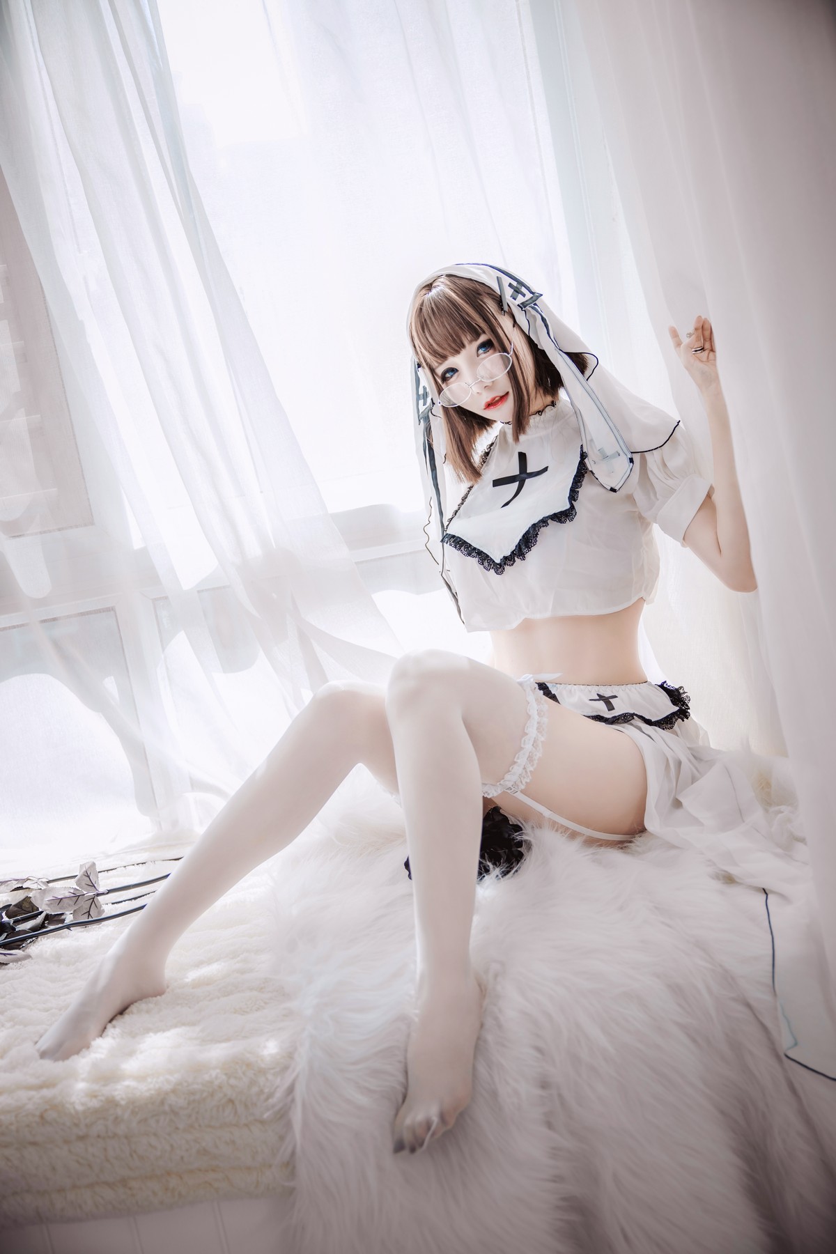 xgyw.top_Coser妹子仙九Airi修女主题私房性感白色短裙下白色蕾丝吊袜秀翘臀美腿诱惑写真45P