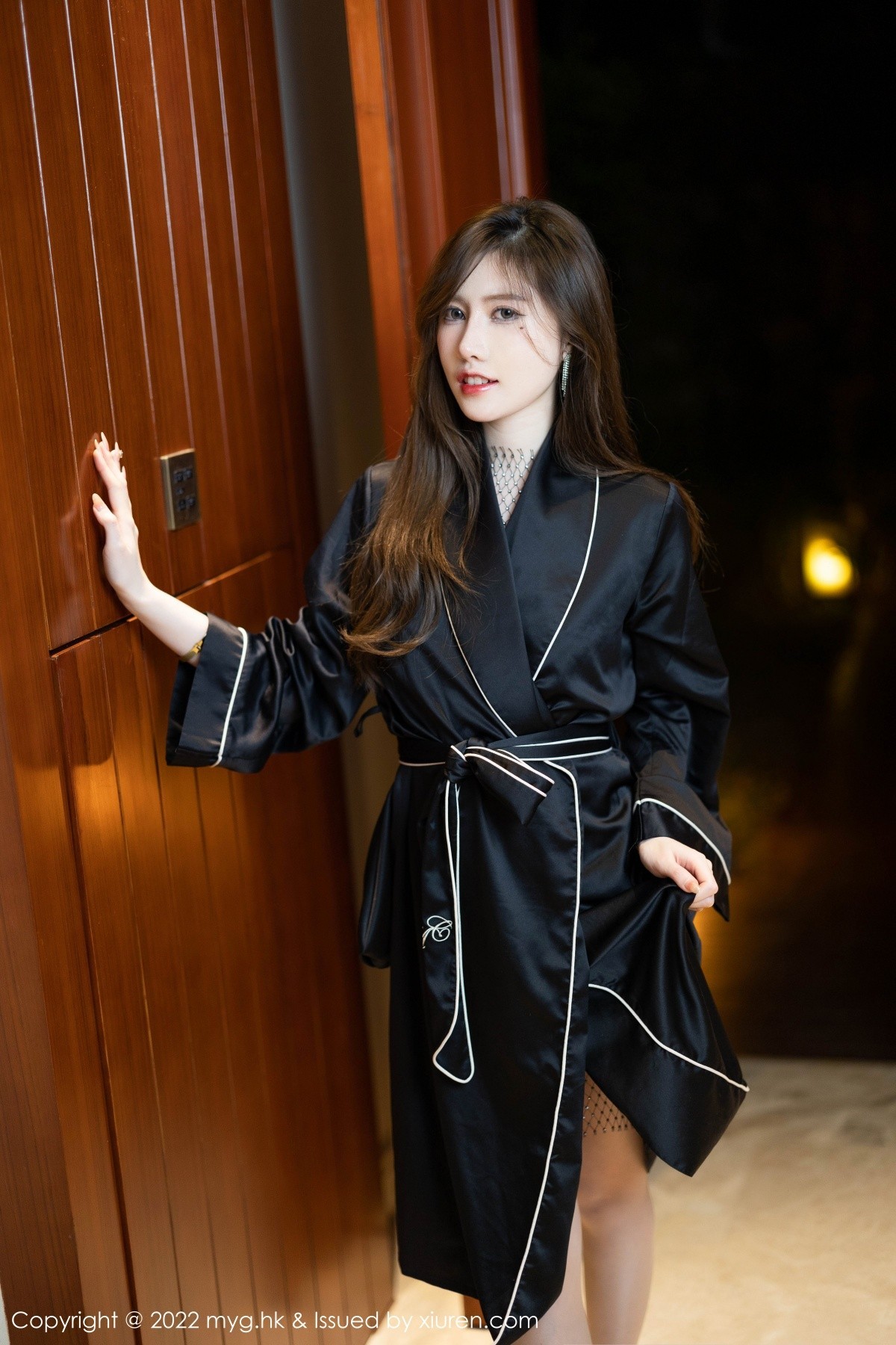 xgyw.top_[MyGirl美媛馆]Vol.628_模特美桃酱珠三角旅拍私房脱睡袍露黑色蕾丝内衣撩人诱惑写真57P
