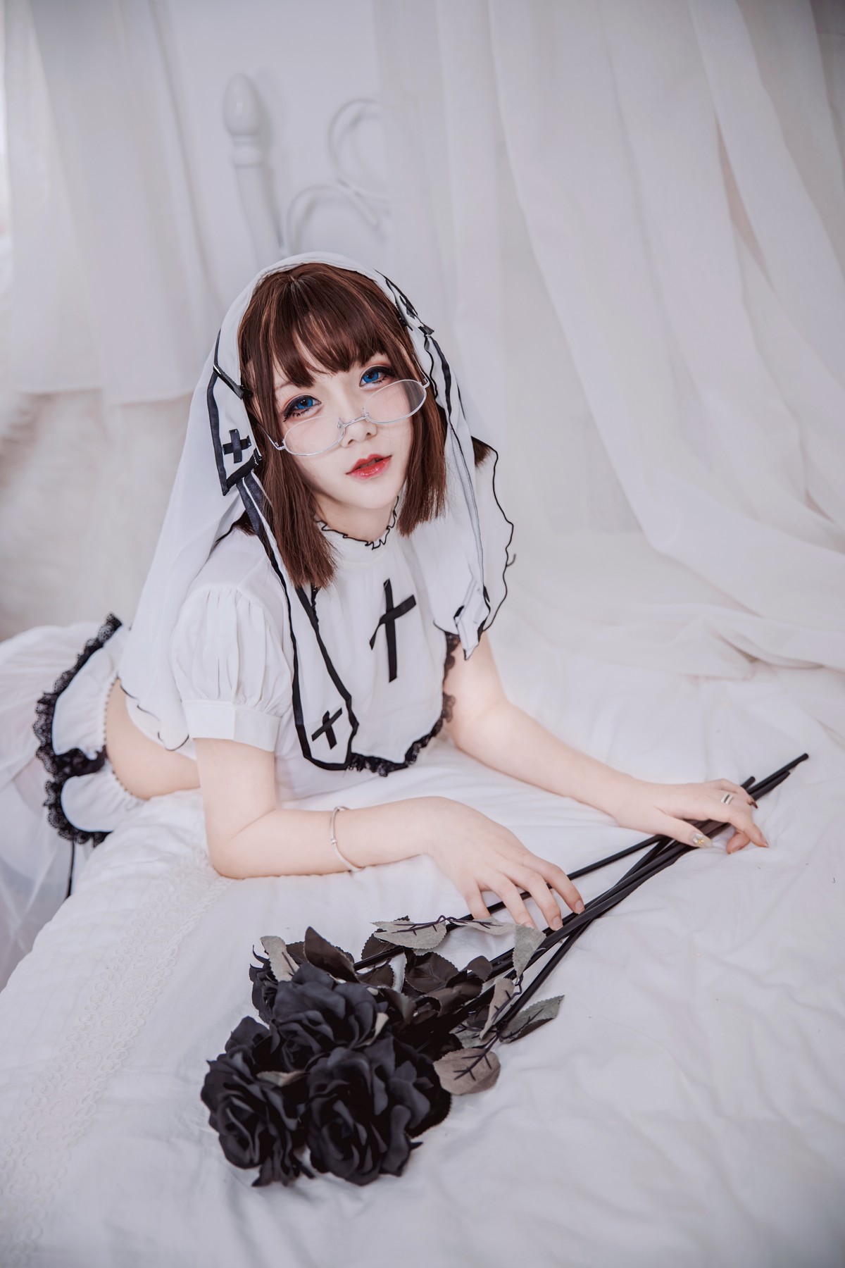 xgyw.top_Coser妹子仙九Airi修女主题私房性感白色短裙下白色蕾丝吊袜秀翘臀美腿诱惑写真45P