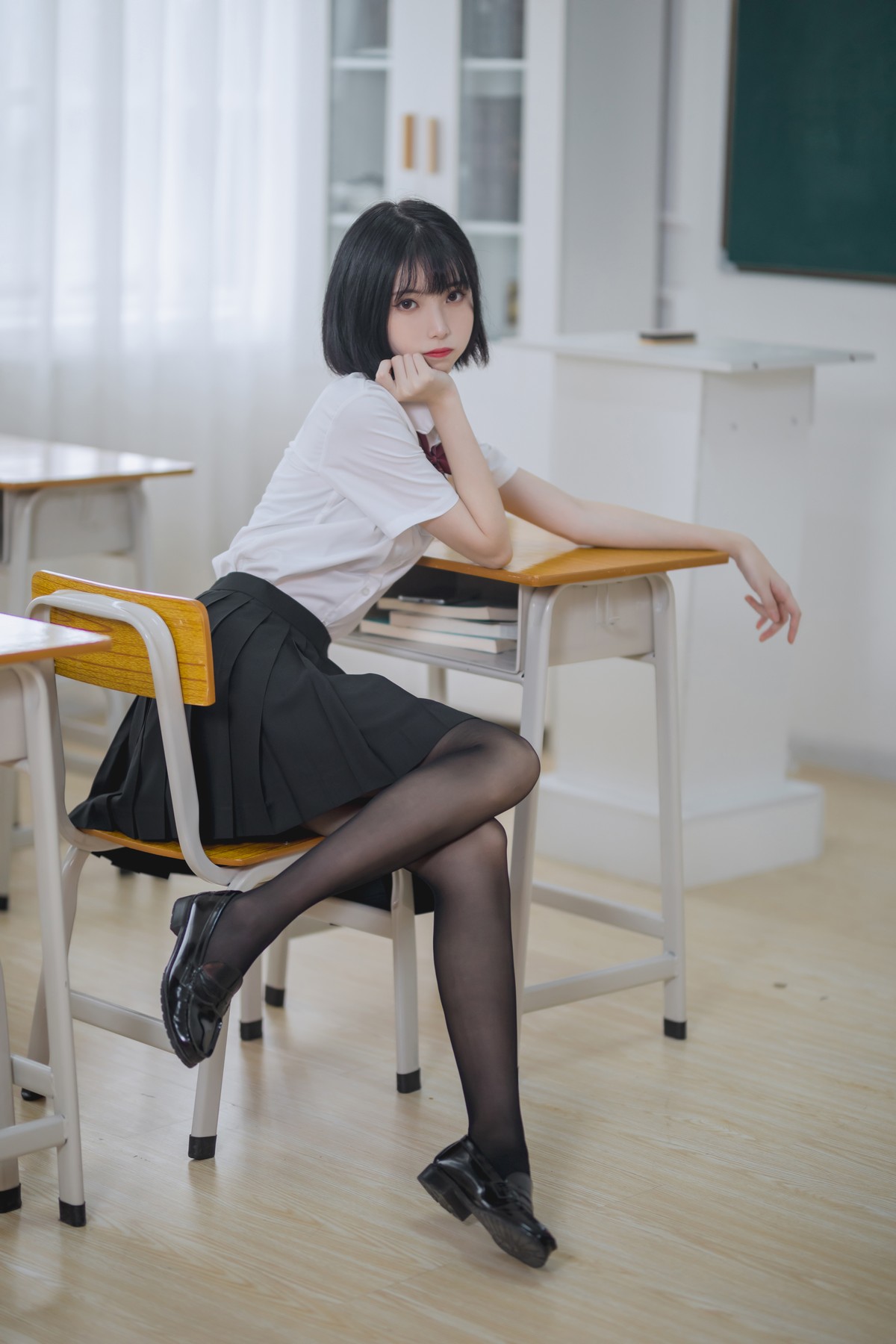 xgyw.top_网络美女许岚LAN教室JK黑丝主题性感黑短裙下超薄黑丝裤袜秀美腿迷人写真40P