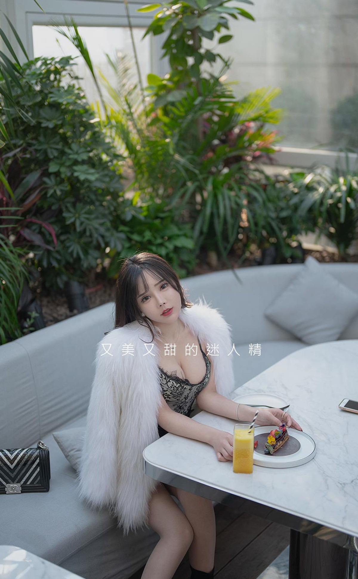 xgyw.top_[Ugirls爱尤物]No.2277_模特艾小青午间香茶主题皮草下性感低胸服饰秀豪乳诱惑写真35P
