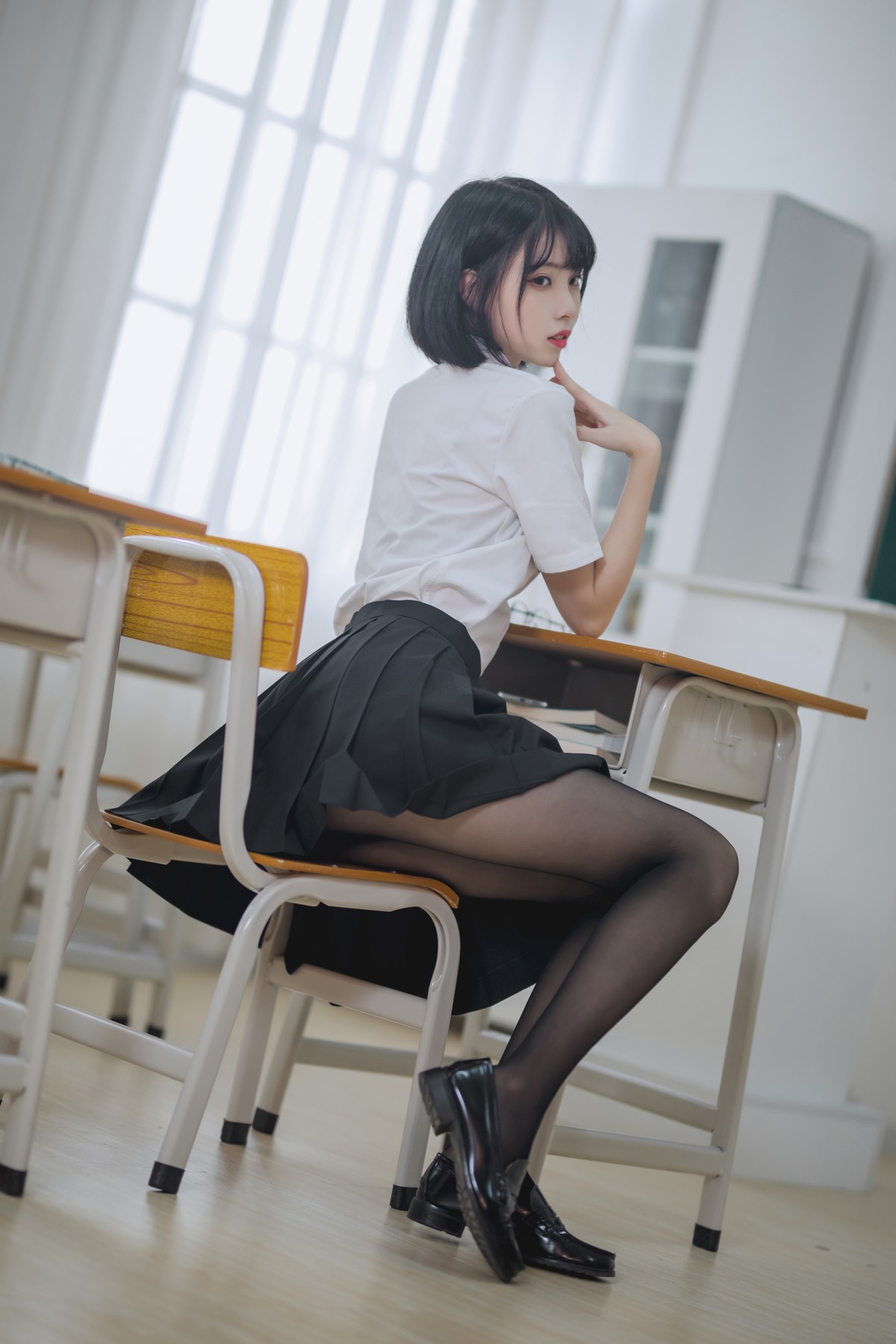 xgyw.top_网络美女许岚LAN教室JK黑丝主题性感黑短裙下超薄黑丝裤袜秀美腿迷人写真40P