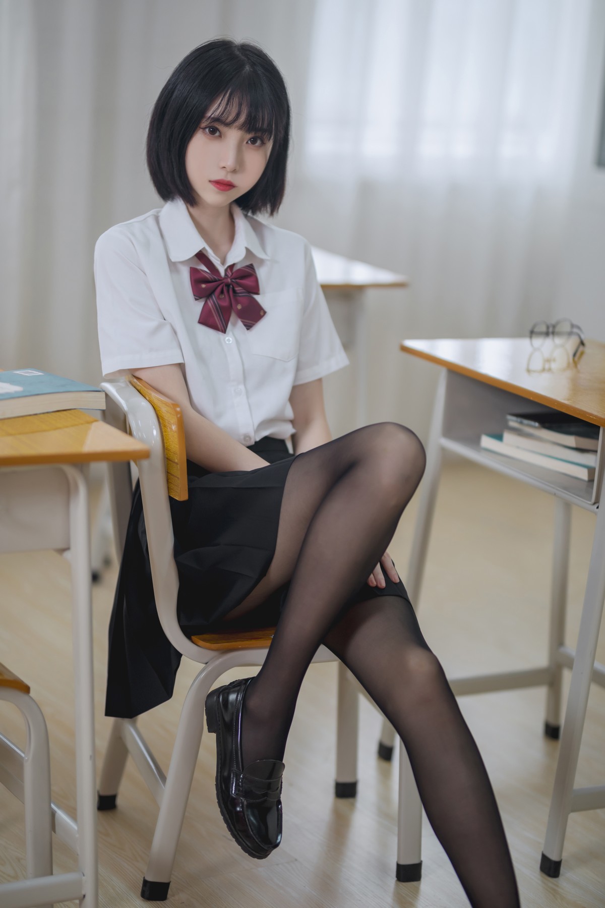 xgyw.top_网络美女许岚LAN教室JK黑丝主题性感黑短裙下超薄黑丝裤袜秀美腿迷人写真40P
