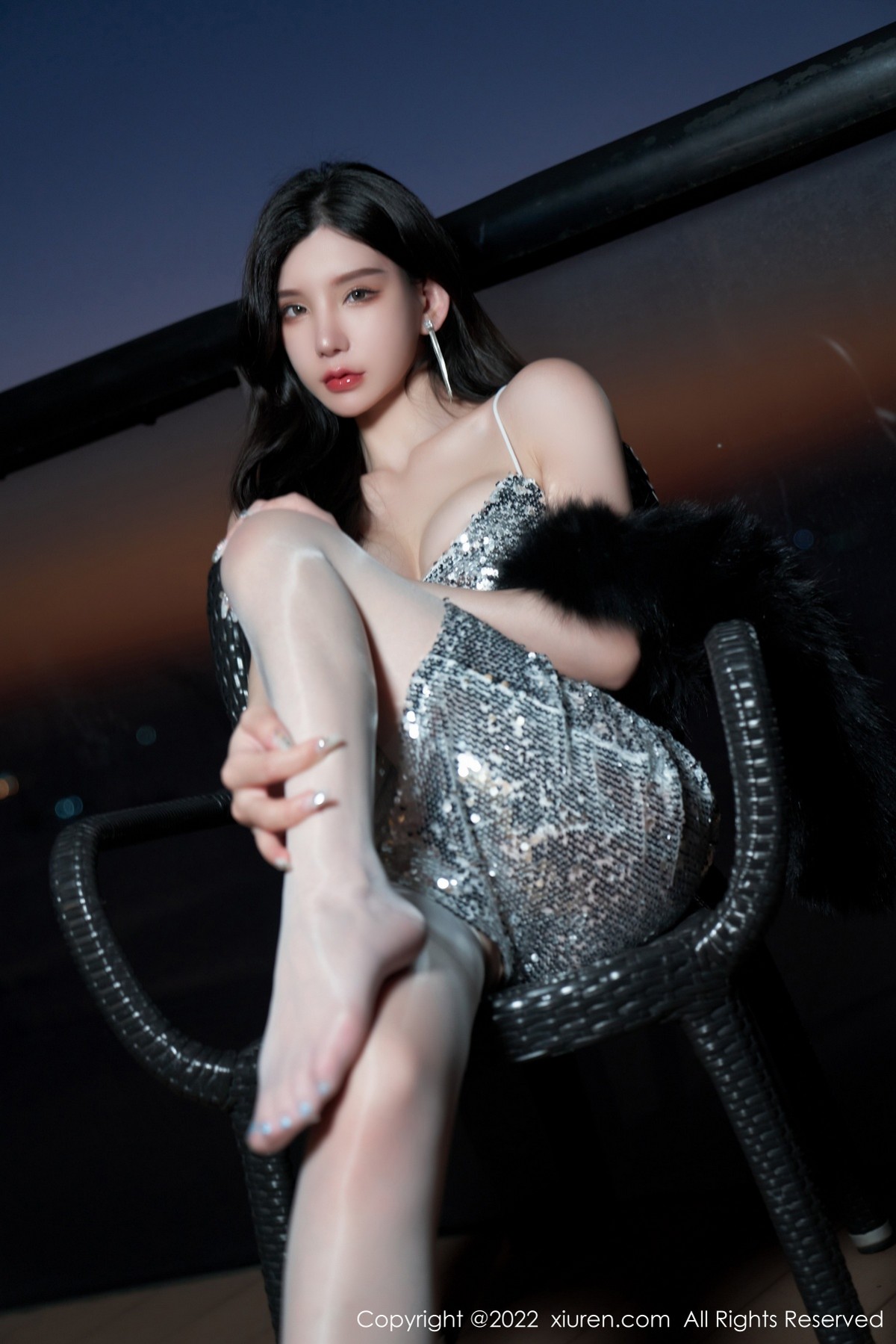xgyw.top_XiuRen第4628期_女神周于希Sally三亚旅拍闪亮银色吊裙配白丝吊袜极致诱惑写真70P