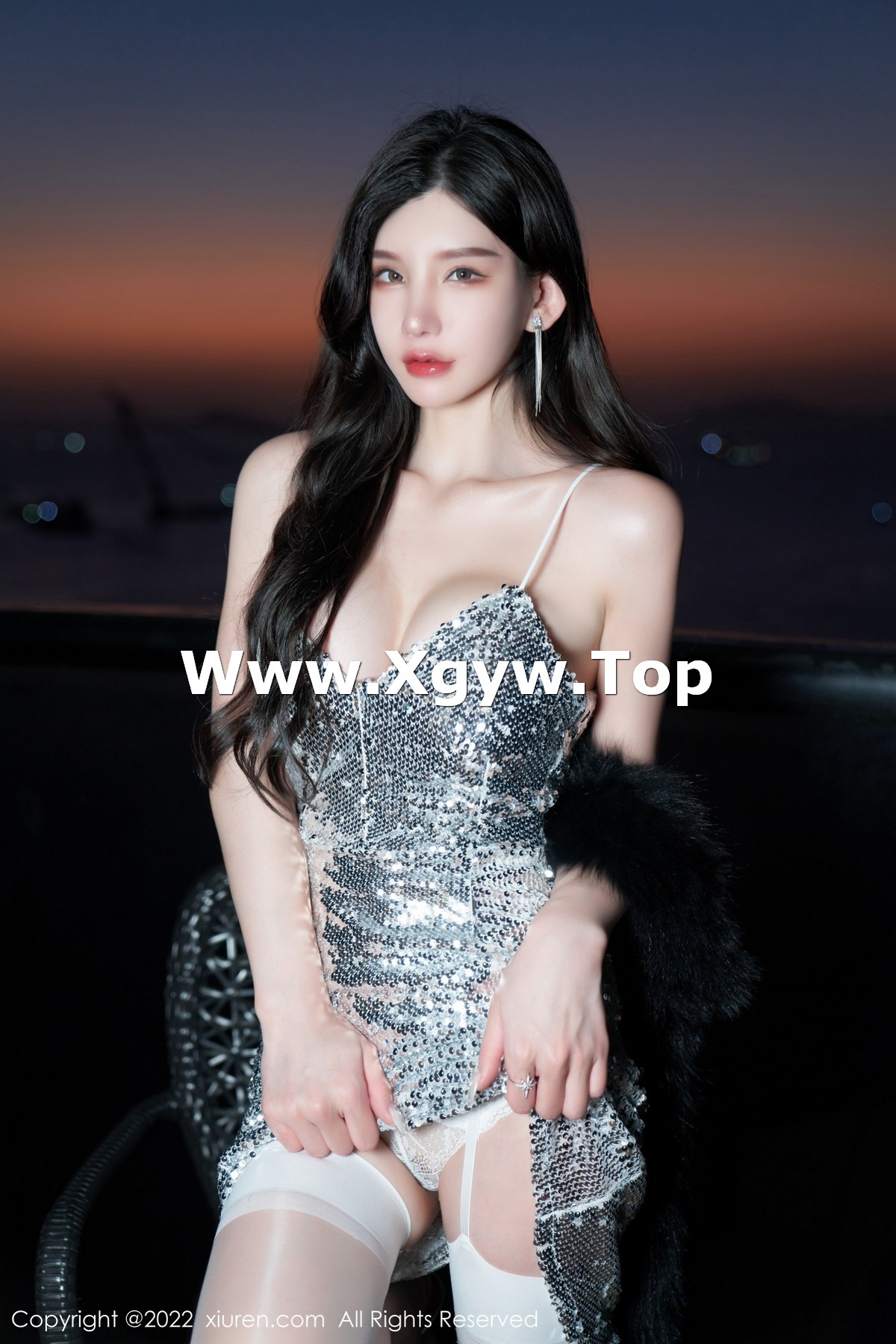 xgyw.top_XiuRen第4628期_女神周于希Sally三亚旅拍闪亮银色吊裙配白丝吊袜极致诱惑写真70P