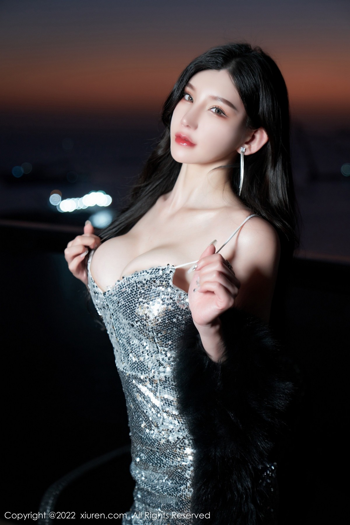 xgyw.top_XiuRen第4628期_女神周于希Sally三亚旅拍闪亮银色吊裙配白丝吊袜极致诱惑写真70P