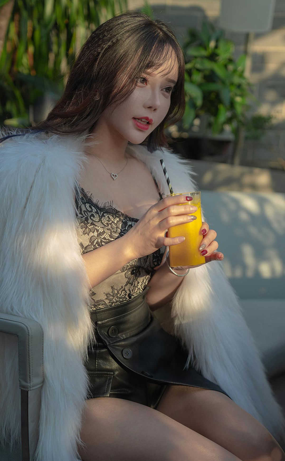 xgyw.top_[Ugirls爱尤物]No.2277_模特艾小青午间香茶主题皮草下性感低胸服饰秀豪乳诱惑写真35P